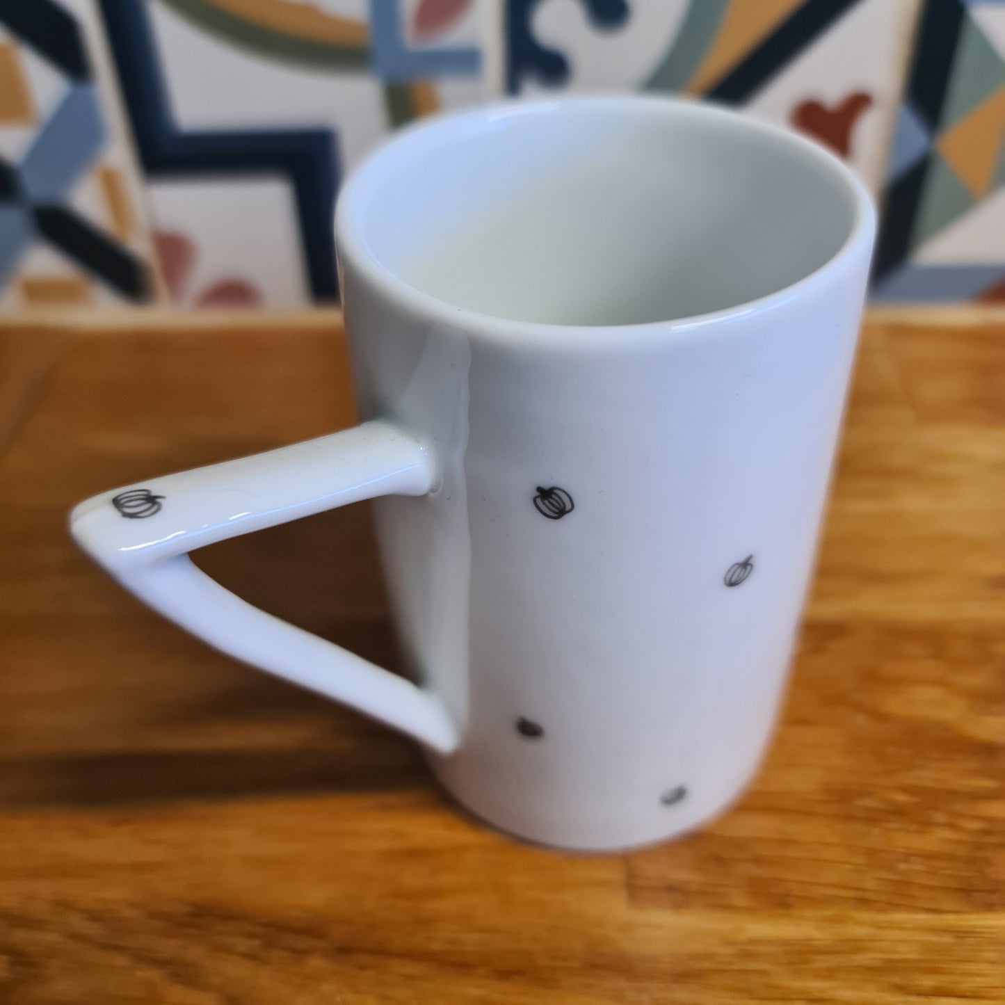 Tasse haute chinée en céramique - décor Citrouilles peint à la main