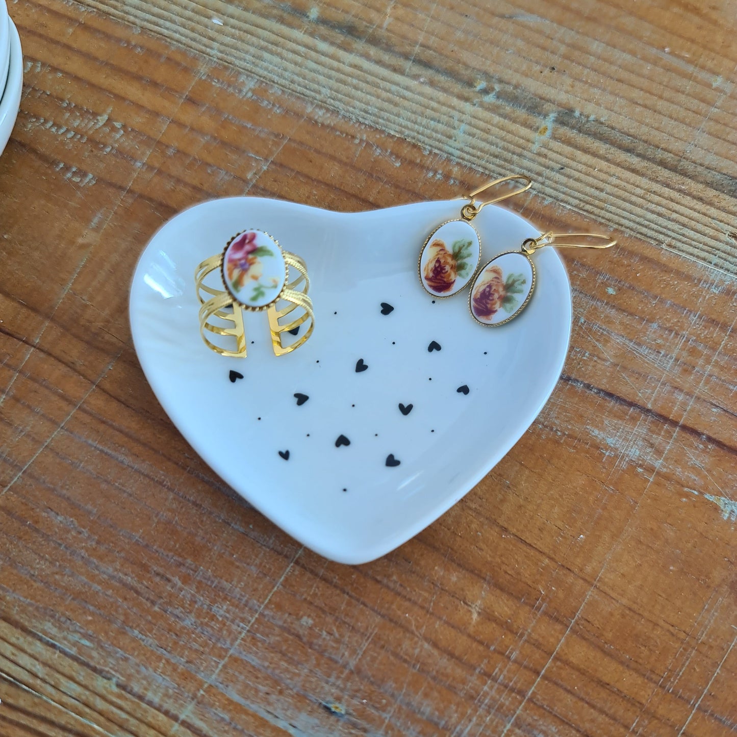 Coupelle cœur en porcelaine - décor cœurs vrac points peint à la main