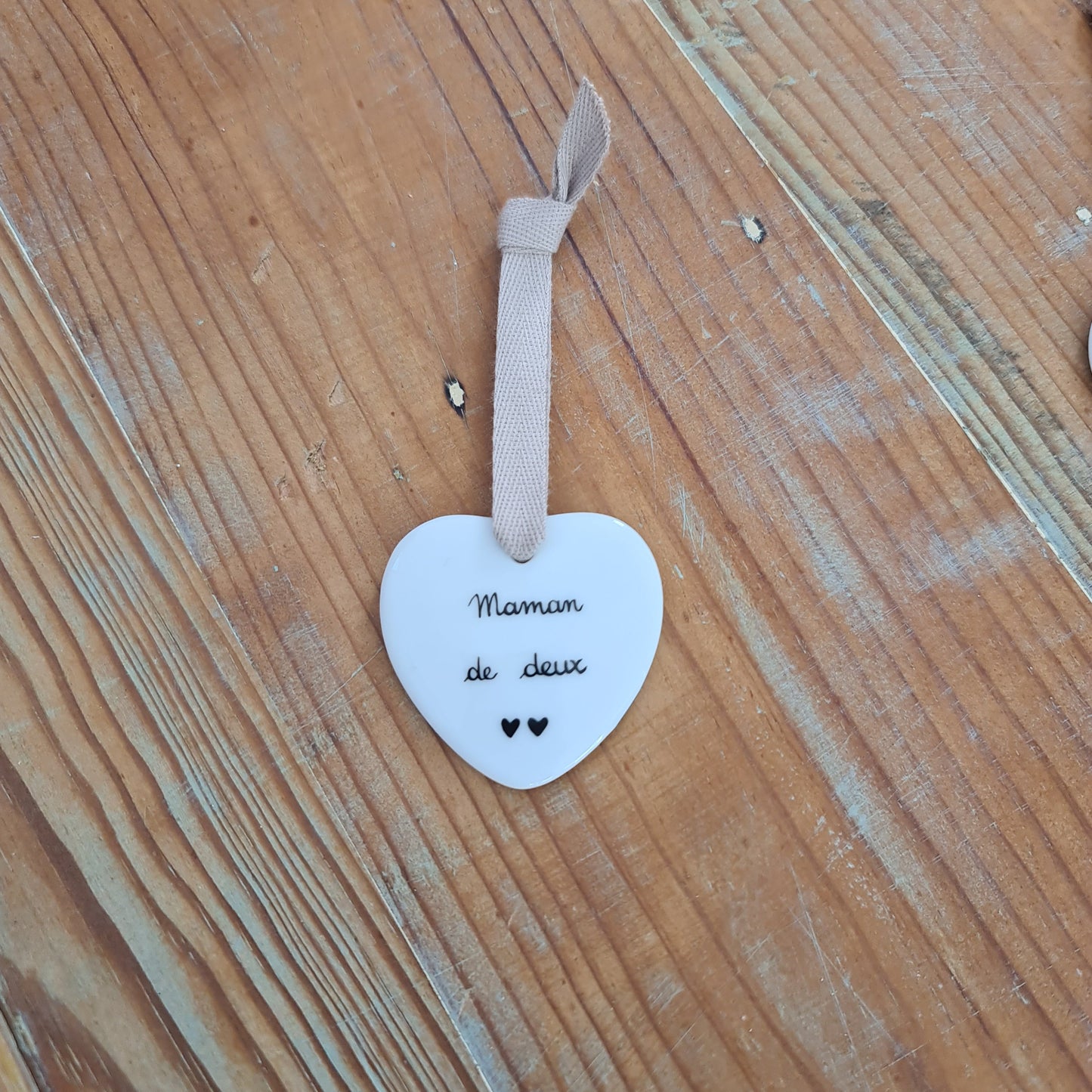 Médaillon en porcelaine en forme de cœur - décor Maman peint à la main