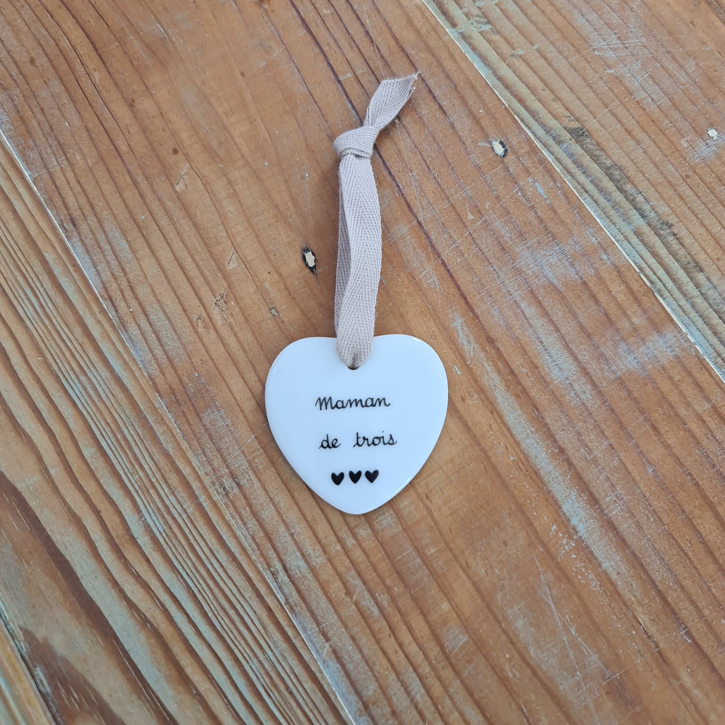 Médaillon en porcelaine en forme de cœur - décor Maman peint à la main
