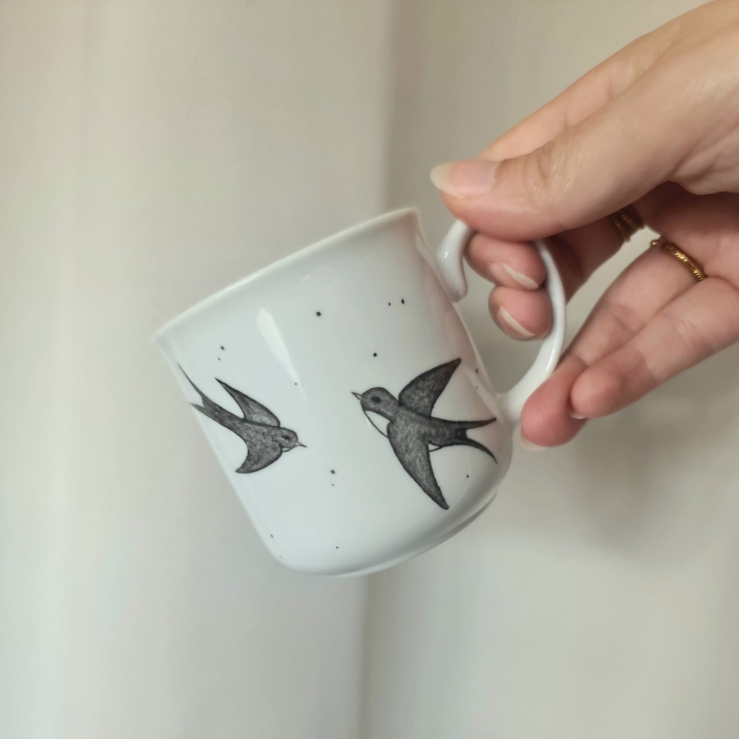 Tasse timbale en porcelaine - décor Hirondelles peint à la main