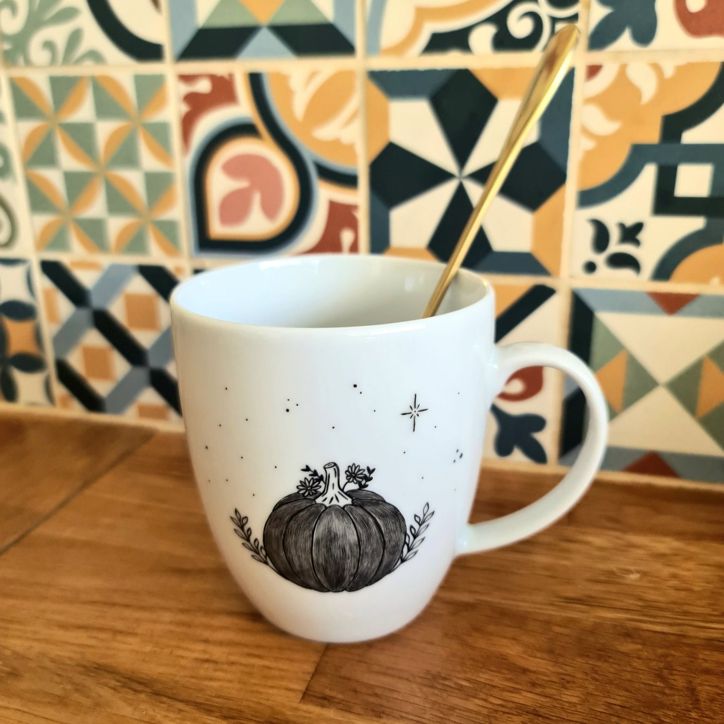 Mug boule en porcelaine - décor citrouille peint à la main