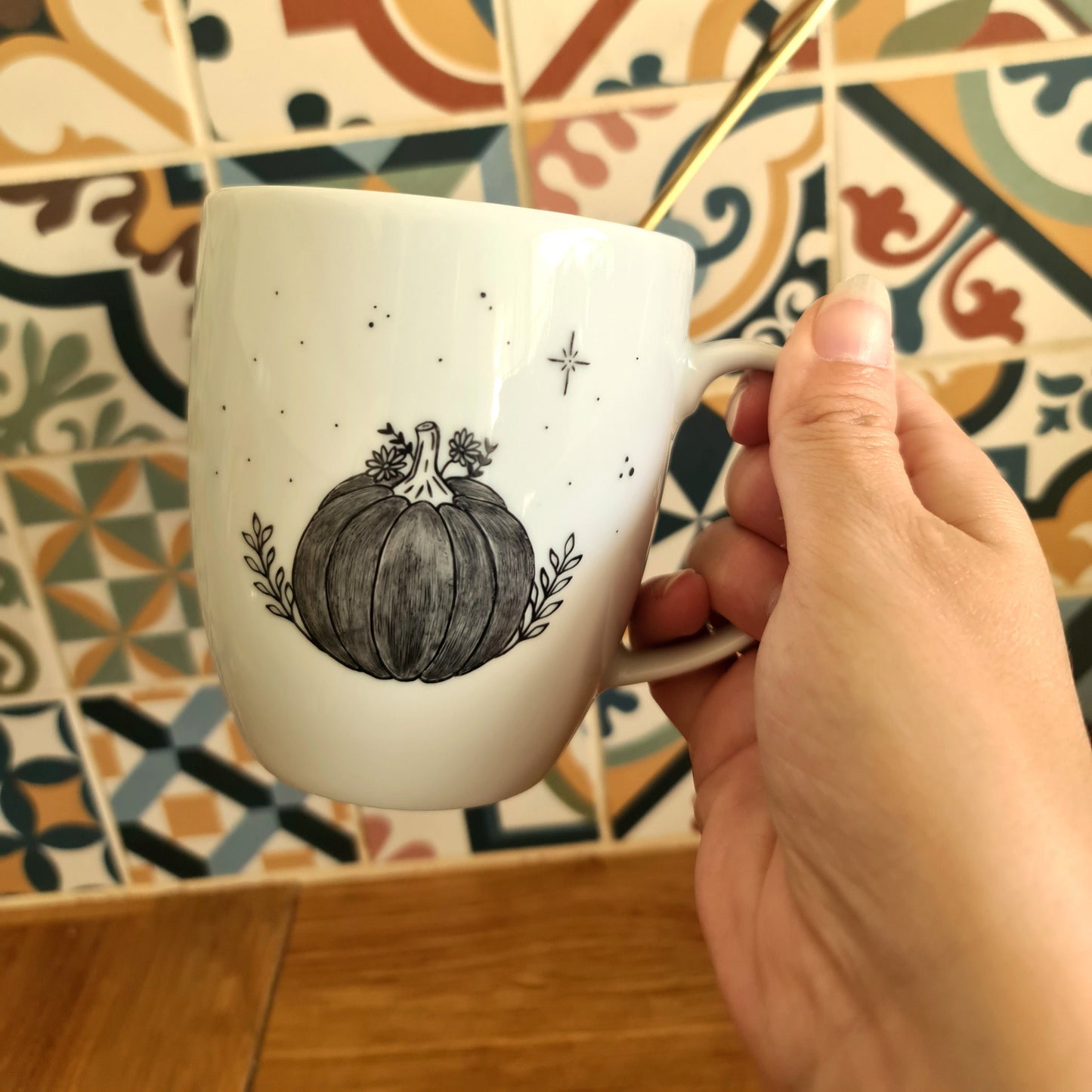 Mug boule en porcelaine - décor citrouille peint à la main