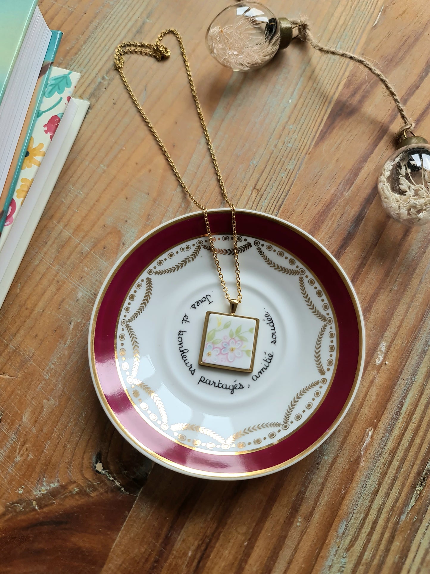 Coupelle ronde bord doré chinée en porcelaine - décor phrase mantra