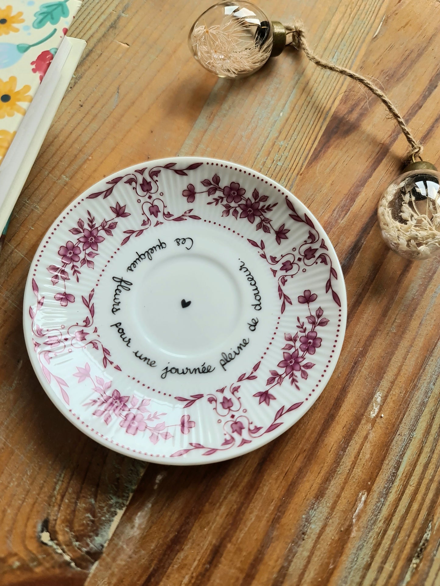 Coupelle ronde fleurs prunes chinée en porcelaine - décor Phrase mantra