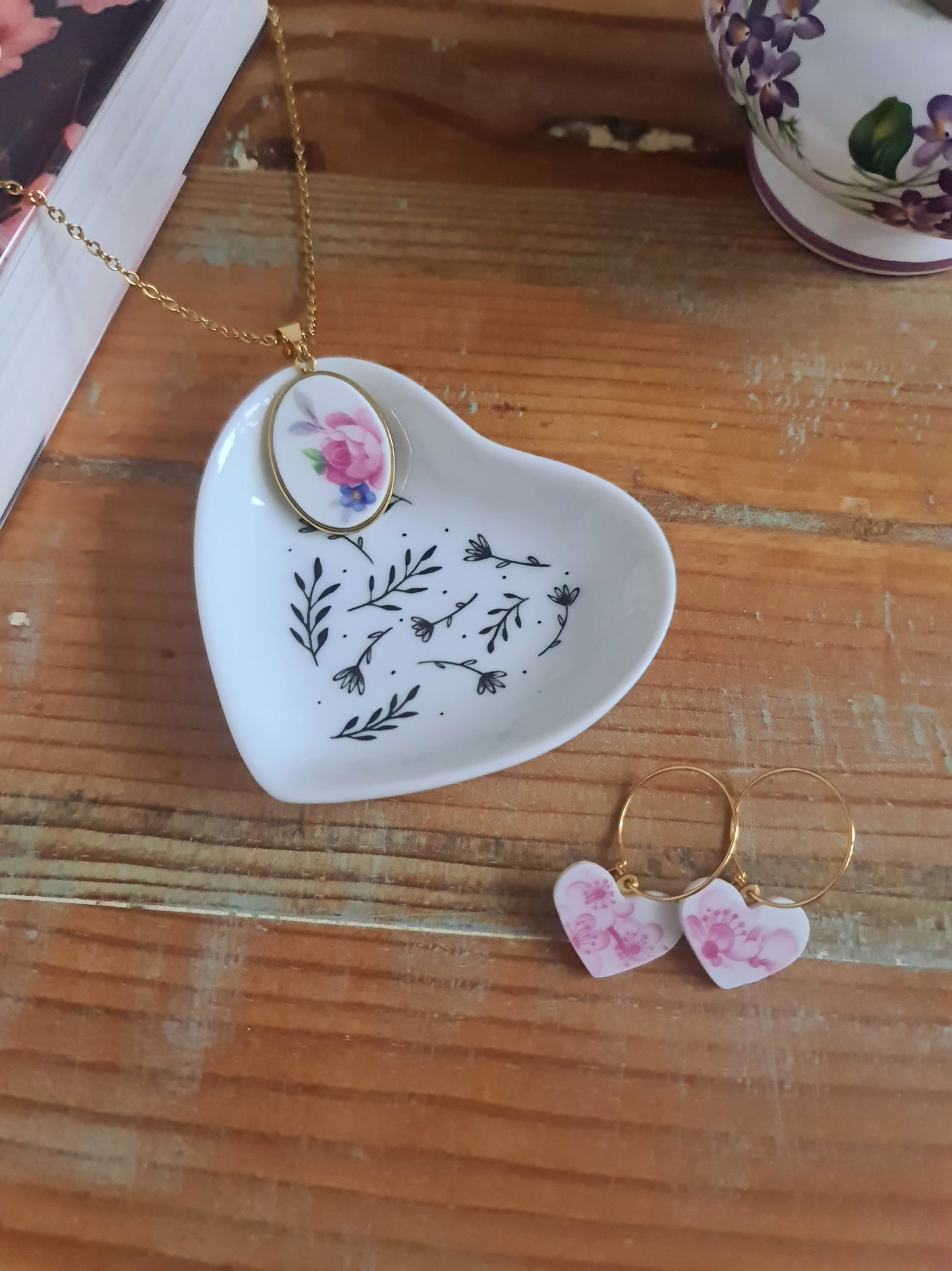 Coupelle cœur en porcelaine - décor Feuillages et fleurs peint à la main