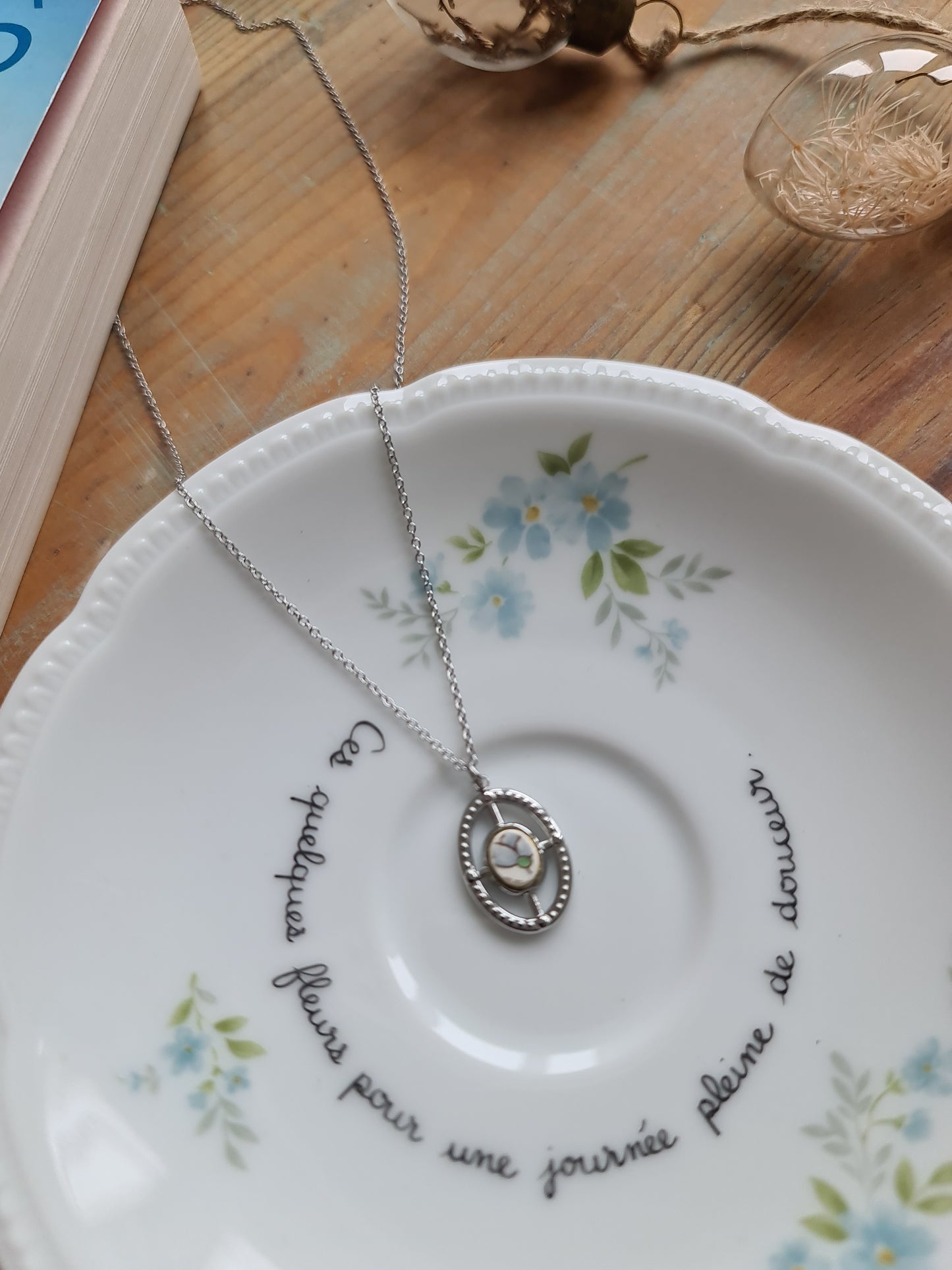 Collier ovale texturé en acier inoxydable - décoré avec un morceau de vaisselle surcyclé - Fleur grise