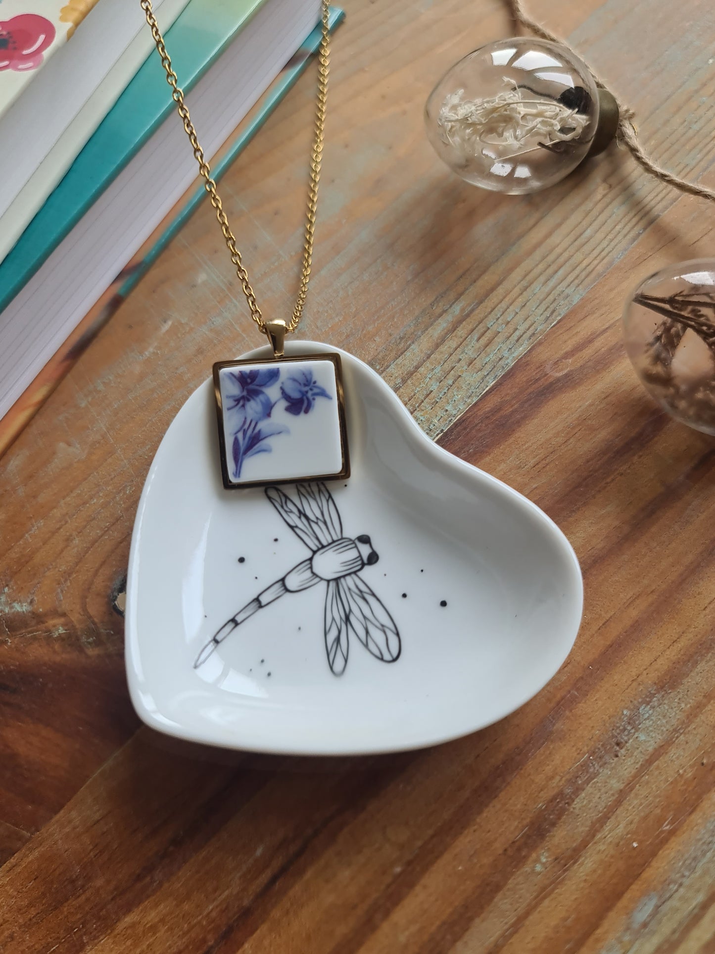 Coupelle cœur en porcelaine - décor Libellule peint à la main