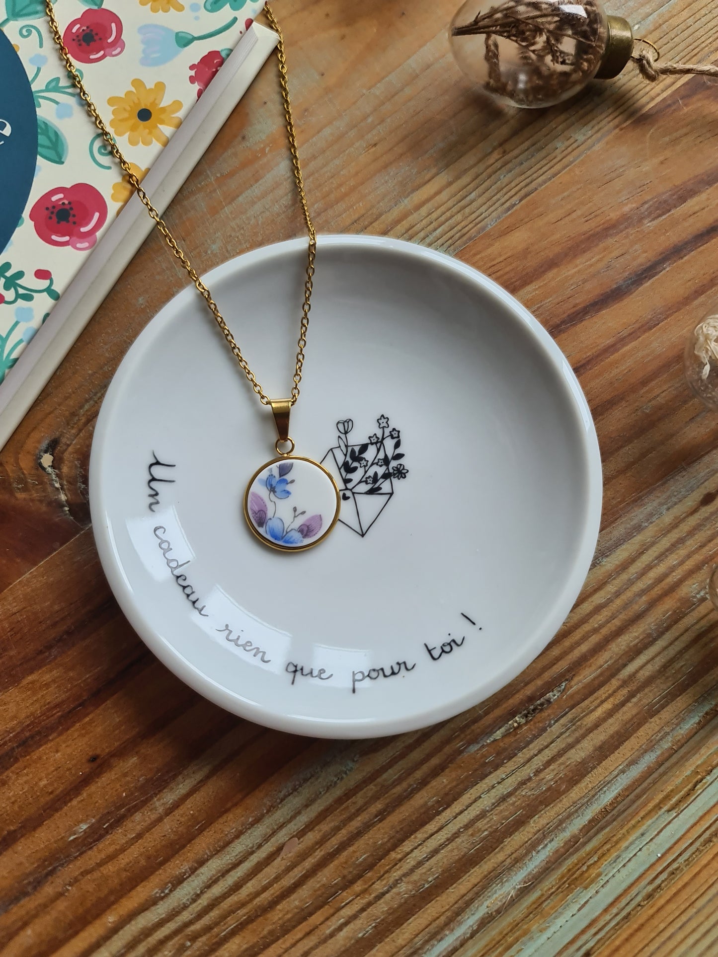 Collier rond en acier inoxydable doré - décoré avec un morceau de vaisselle surcyclé - Fleurs Bleues et parmes