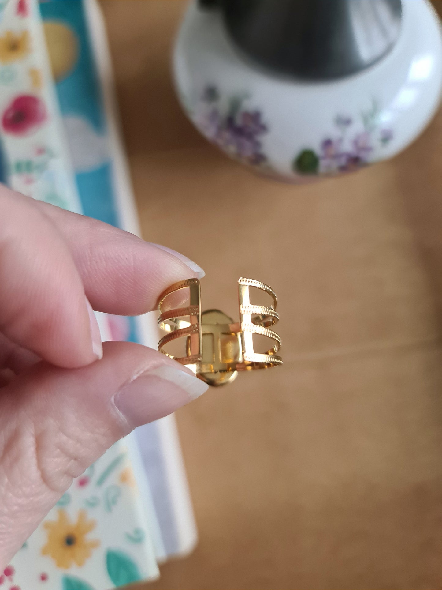 Bague large en Acier inoxydable doré - décorée à partir de vaisselle - Bouquet de fleurs