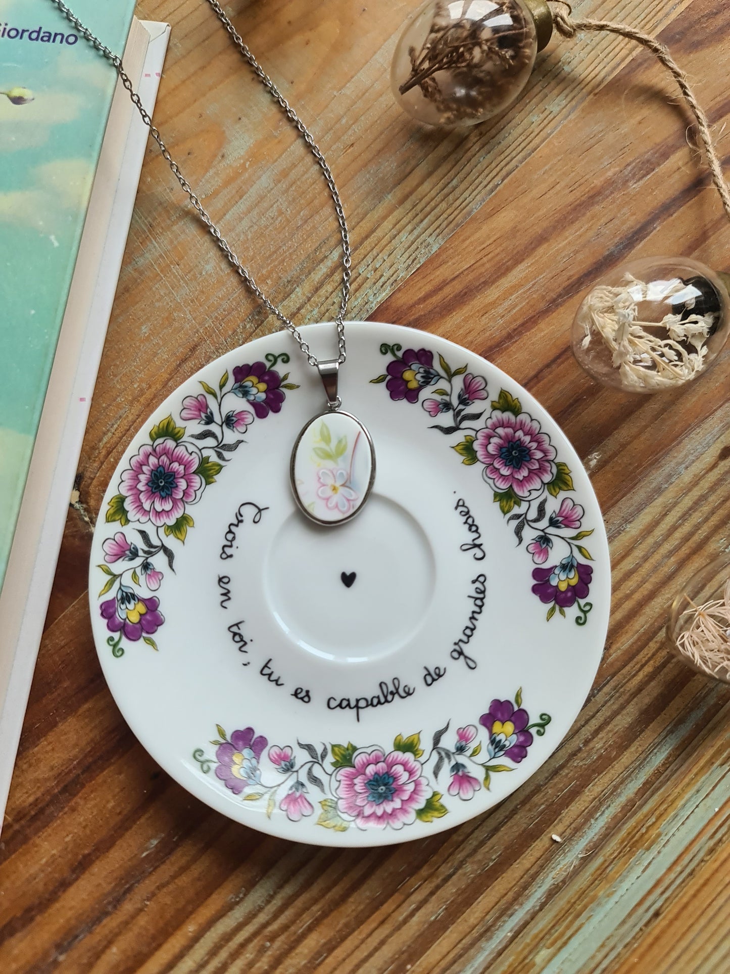 Collier ovale en acier inoxydable - décoré avec un morceau de vaisselle surcyclé - Fleurs blanche et rose