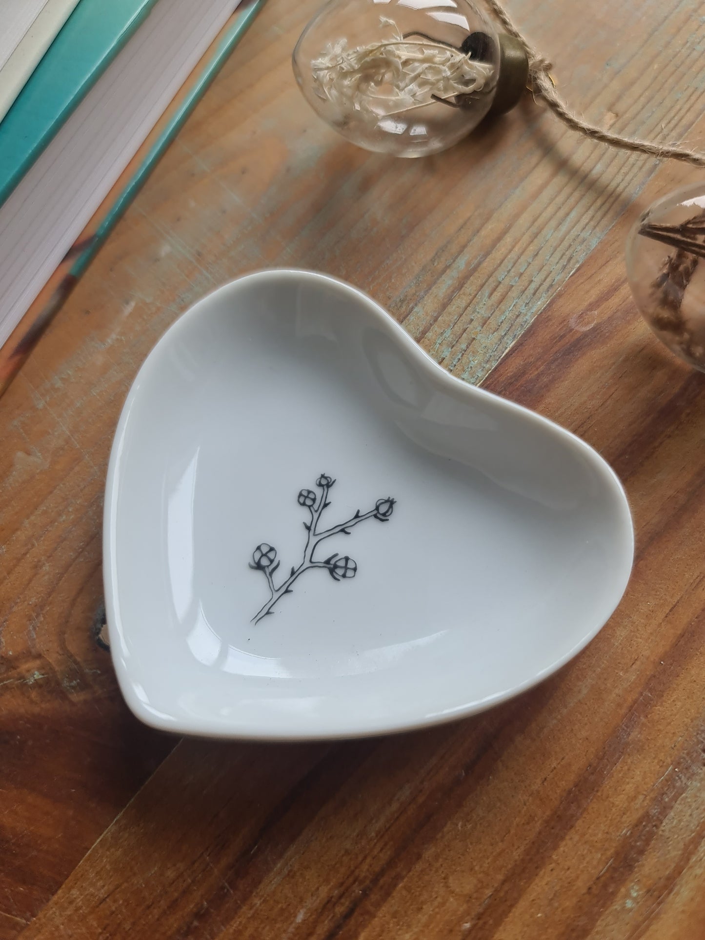 Coupelle cœur en porcelaine - décor Fleur de coton peint à la main