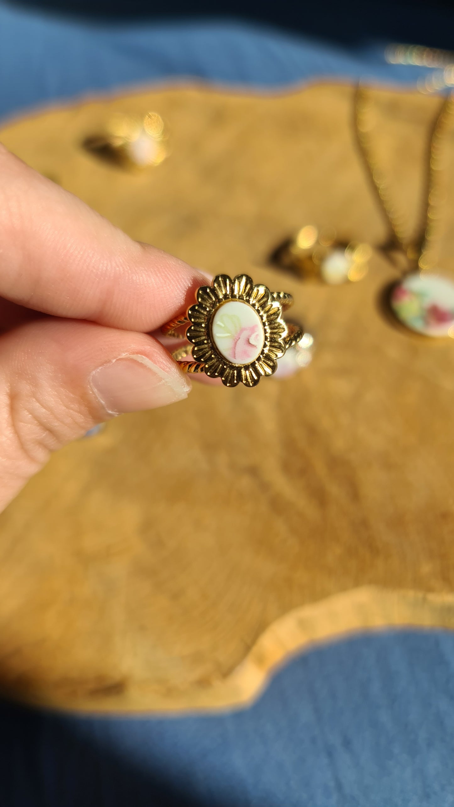 Bague fleur tréssée en Acier inoxydable doré - décorée à partir de vaisselle - Rose