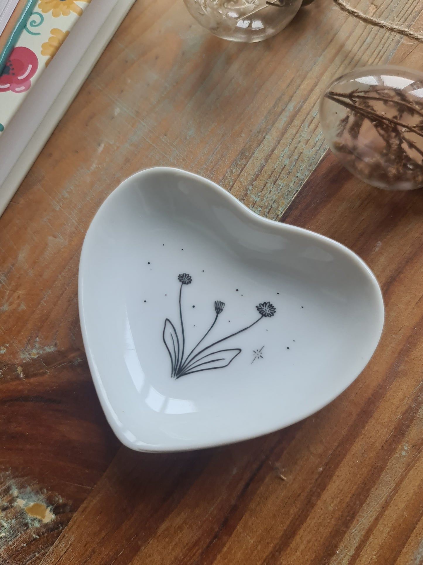 Coupelle cœur en porcelaine - décor Marguerites peint à la main