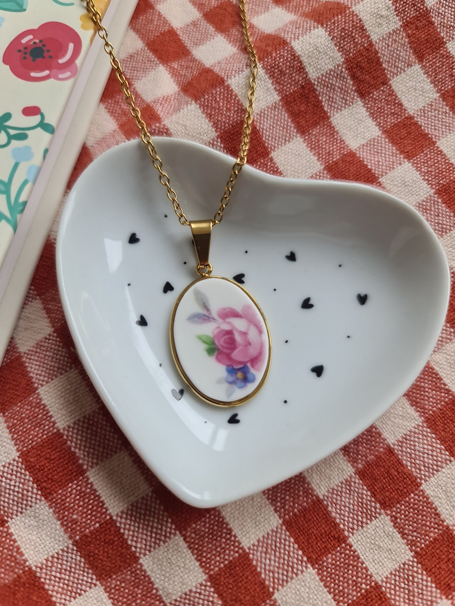 Collier ovale en acier inoxydable doré - décoré avec un morceau de vaisselle surcyclé - Fleur rose et bleu
