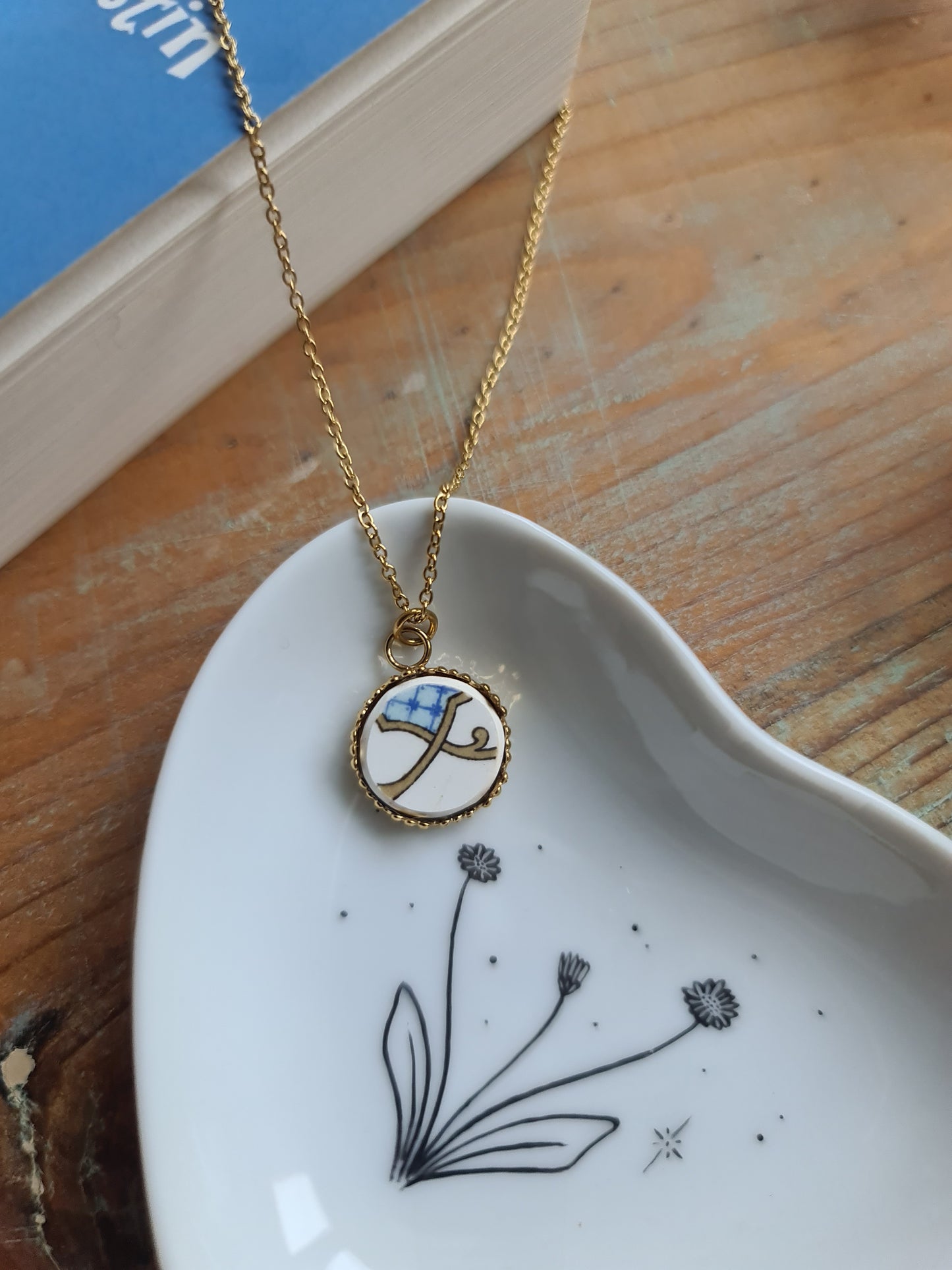 Collier rond couronne en acier inoxydable doré - décoré avec un morceau de vaisselle surcyclé - Arabesques