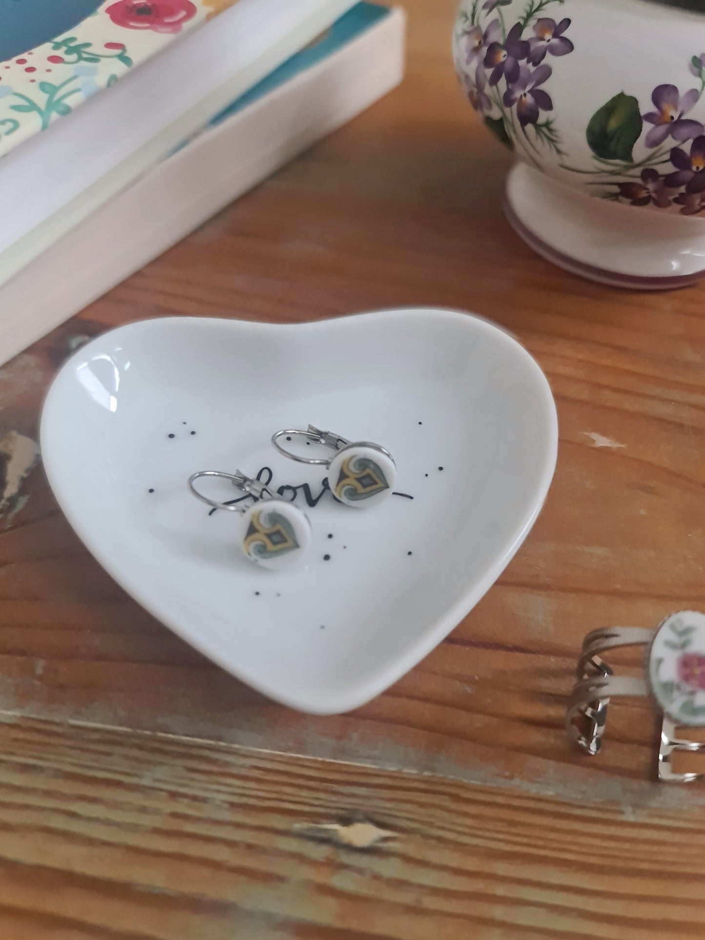 Boucles d'oreilles dormeuses en acier inoxydable - décorées avec un morceau de vaisselle surcyclé - Arabesques