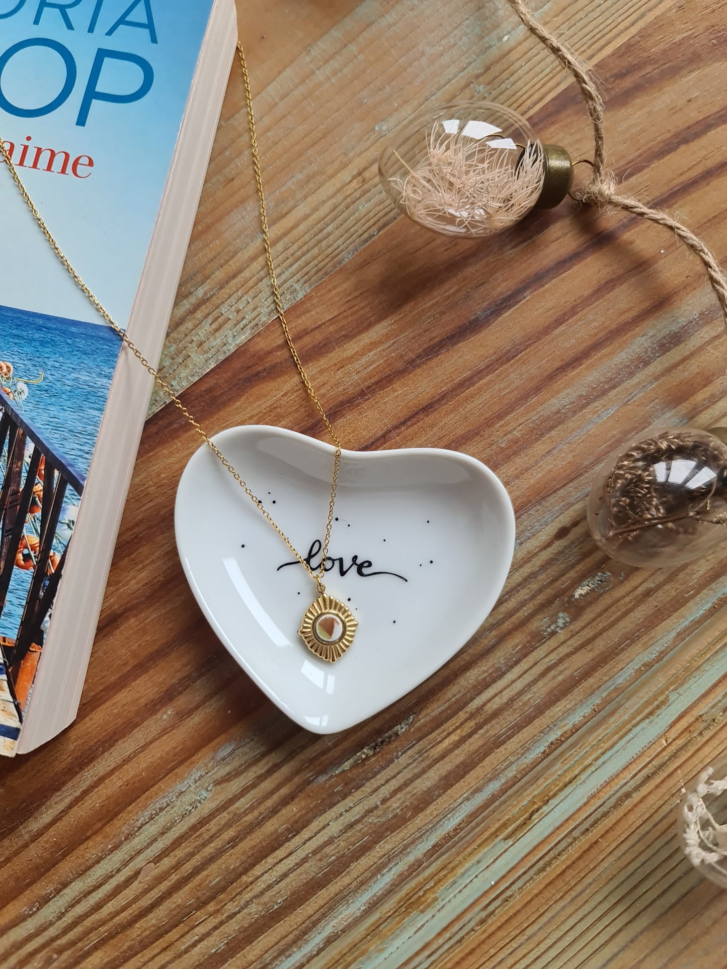 Collier losange en acier inoxydable doré - décoré avec un morceau de vaisselle surcyclé - Fleur marron