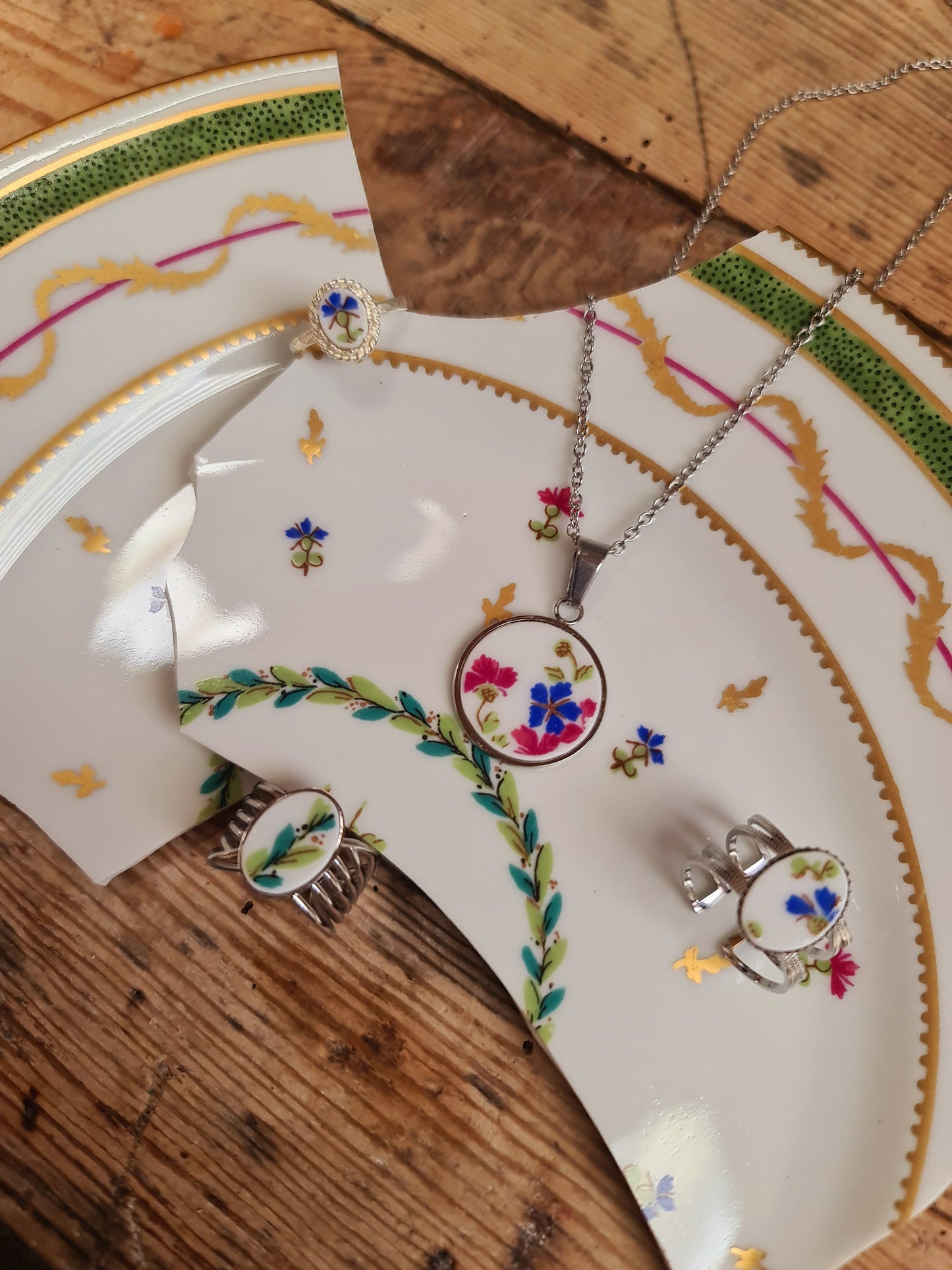 Collier rond en acier inoxydable - décoré avec un morceau de vaisselle - Fleurs roses & bleues