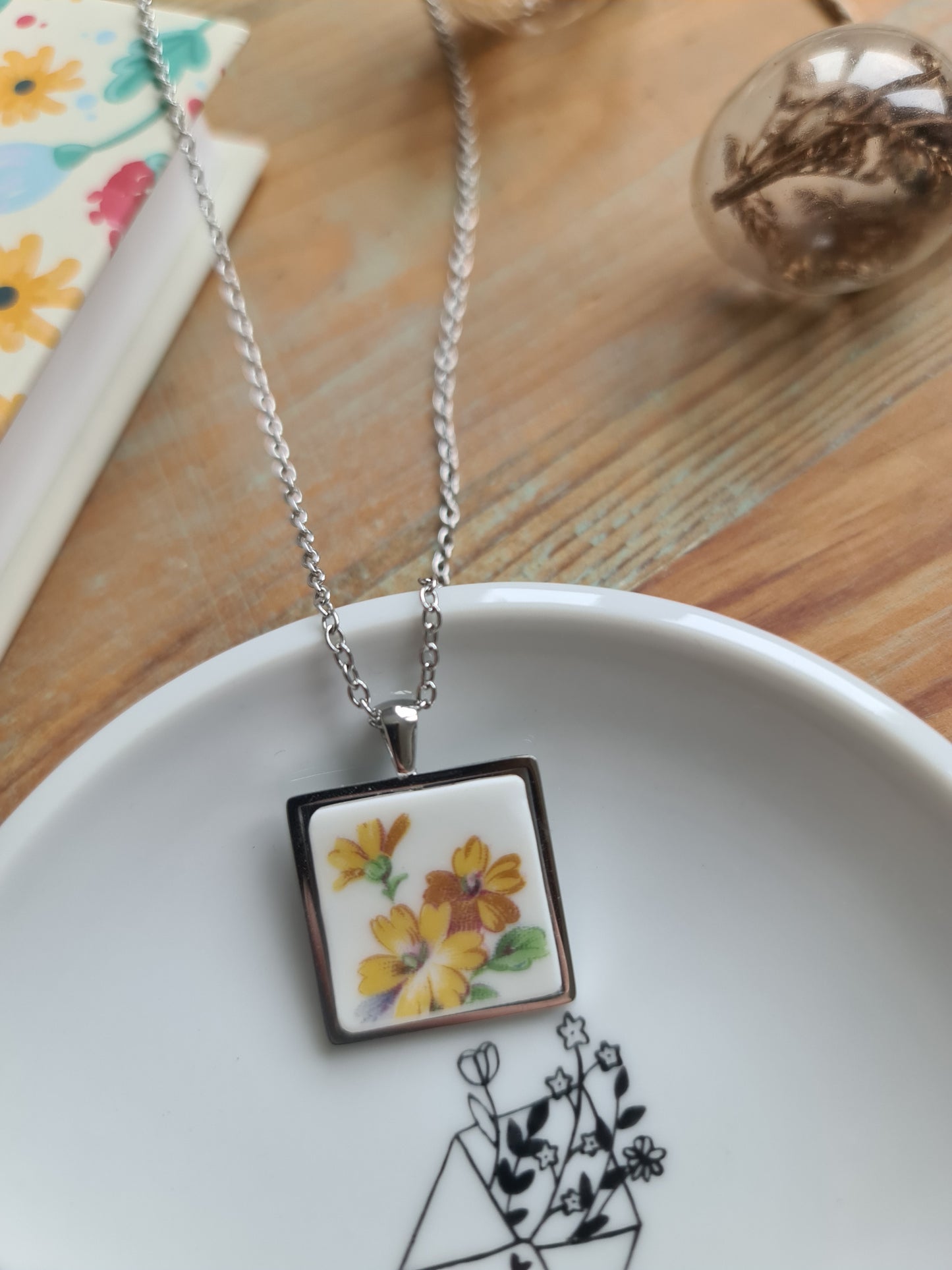 Collier carré en acier inoxydable - décoré avec un morceau de vaisselle surcyclé - Fleurs jaunes