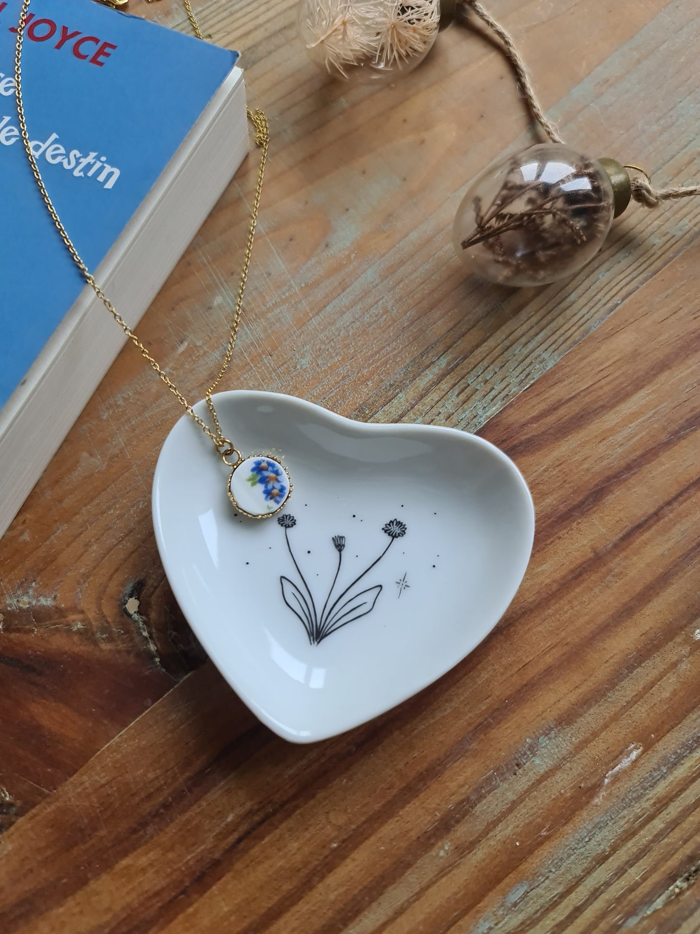 Collier rond couronne en acier inoxydable doré - décoré avec un morceau de vaisselle surcyclé - Fleurs bleues