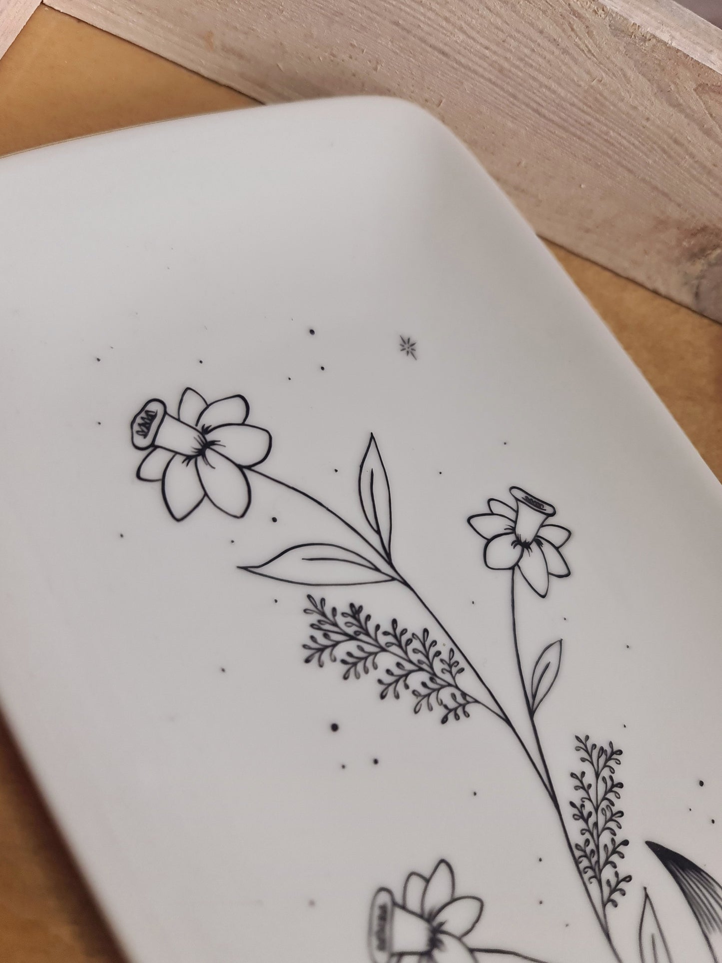 Plat mini cake en porcelaine - décor jonquilles peints à la main