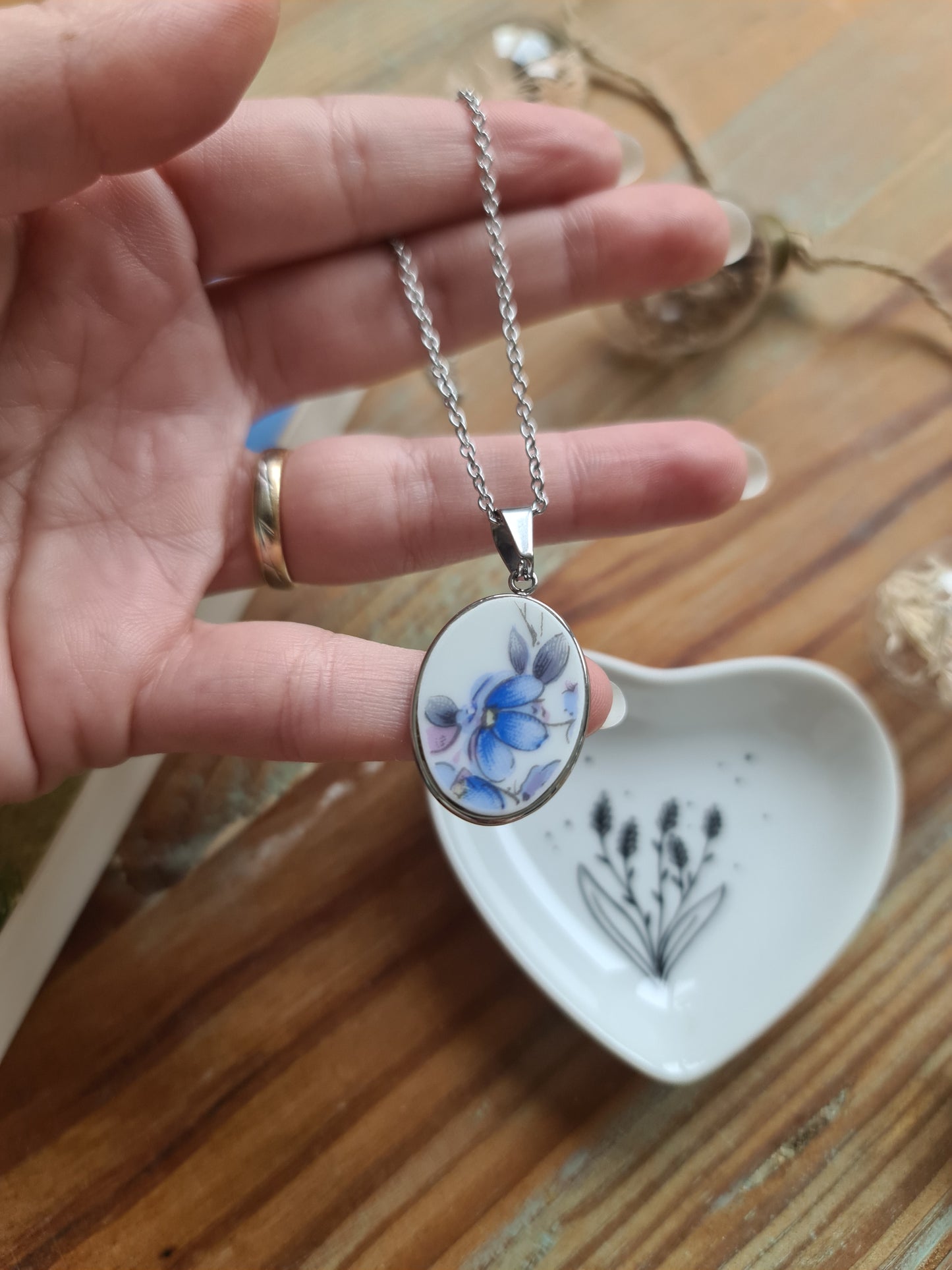 Collier ovale en acier inoxydable - décoré avec un morceau de vaisselle surcyclé - Fleurs bleues
