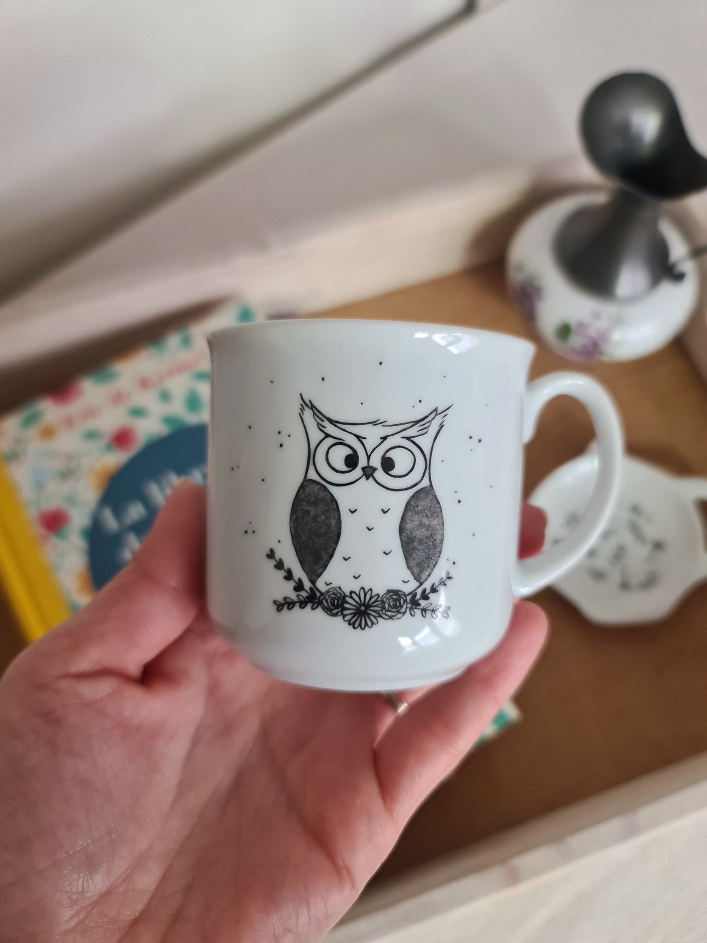 Tasse timbale en porcelaine - décor Chouette peint à la main