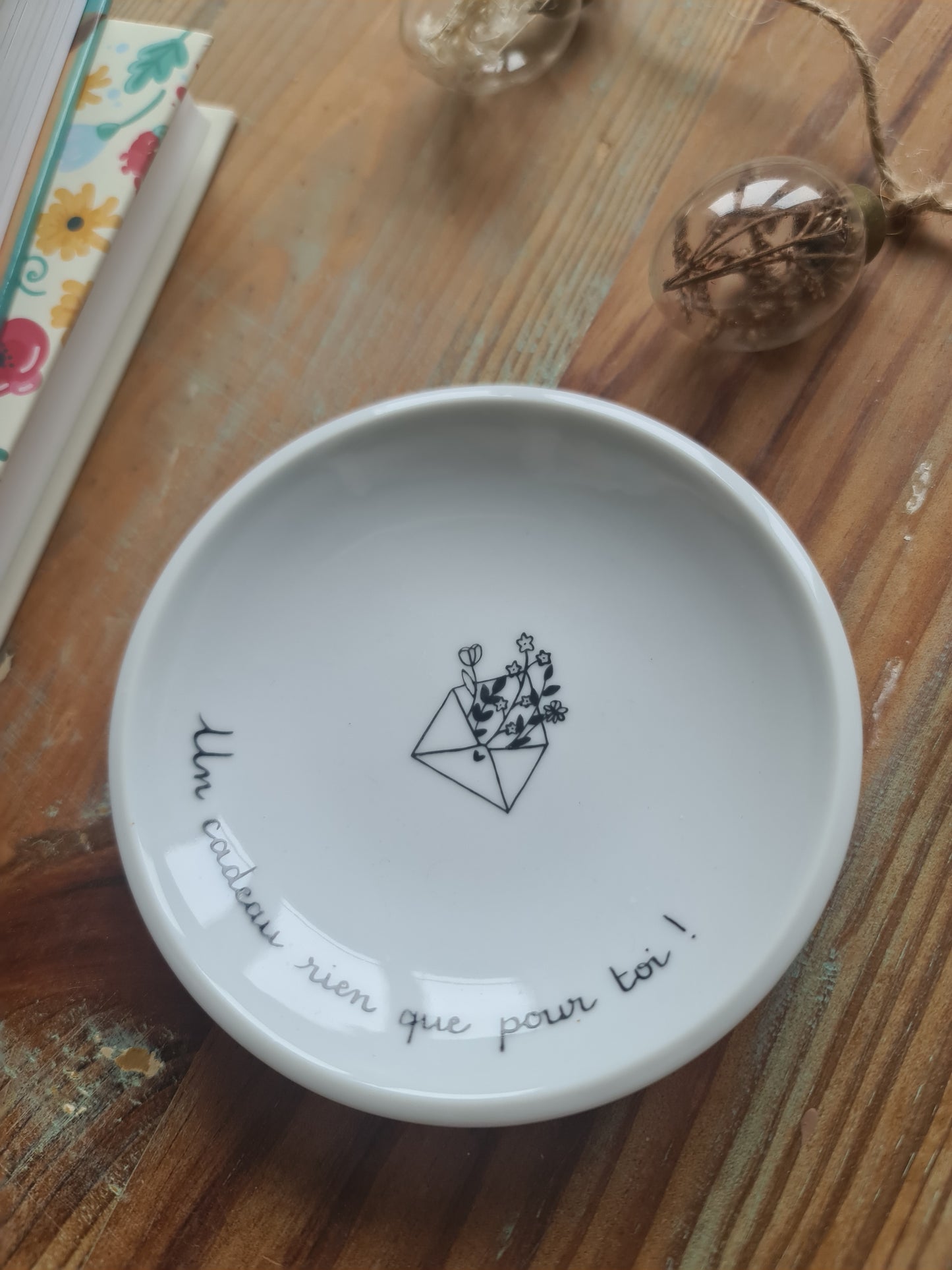 Coupelle ronde chinée en céramique - décor divers peints à la main