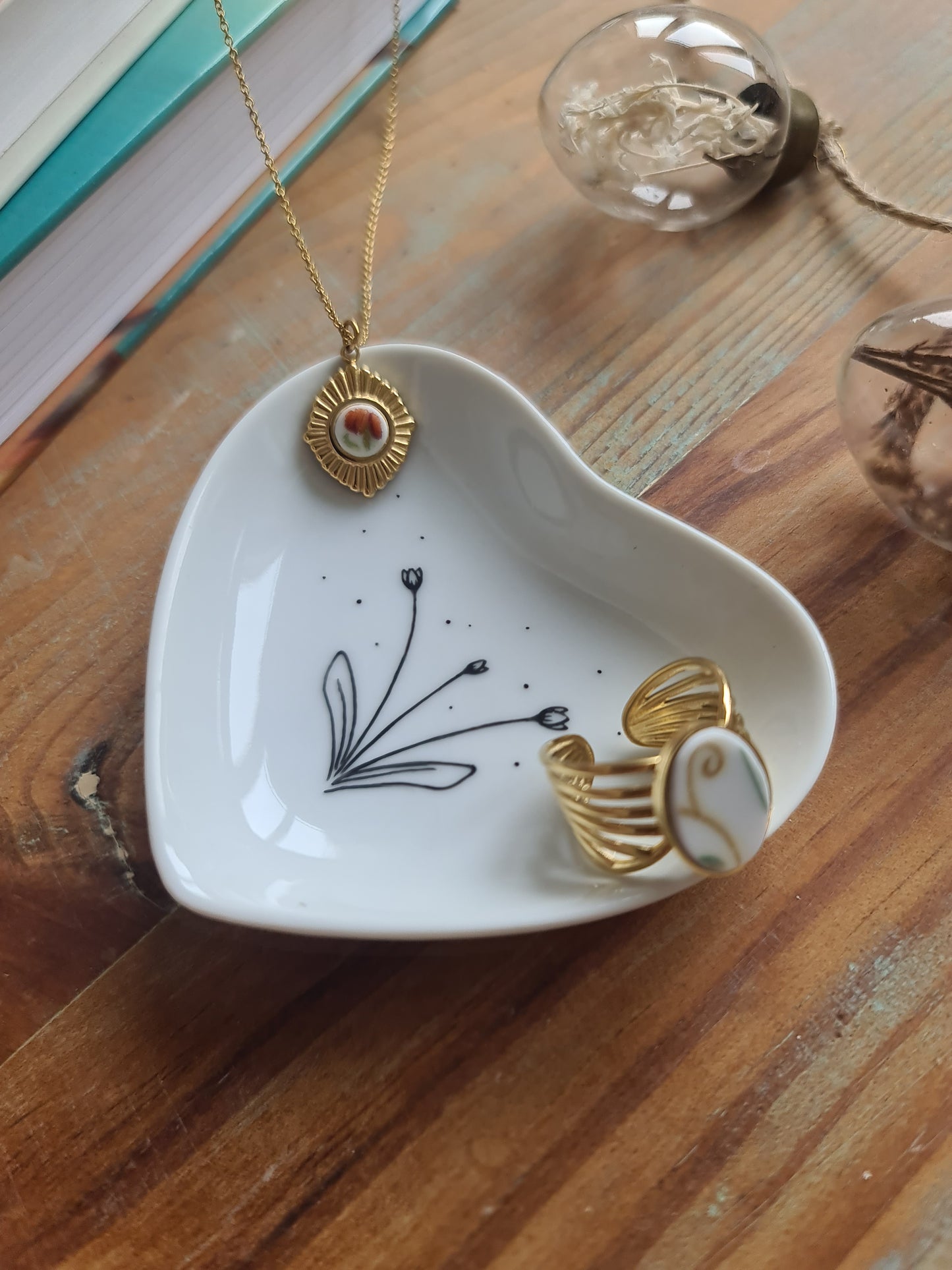 Coupelle cœur en porcelaine - décor Tulipes peint à la main