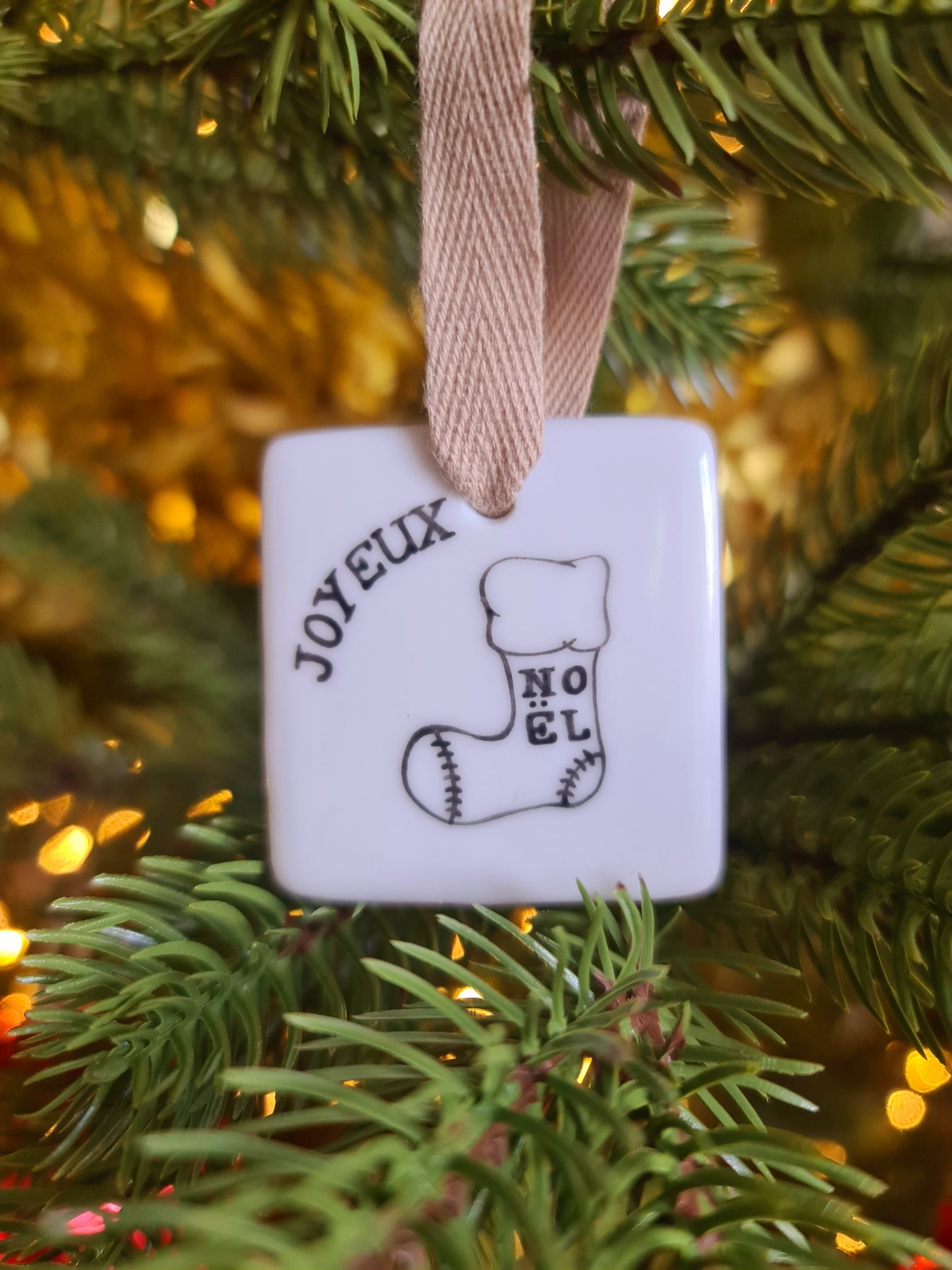 Médaillon carré en porcelaine - décor Botte de Noël peint à la main