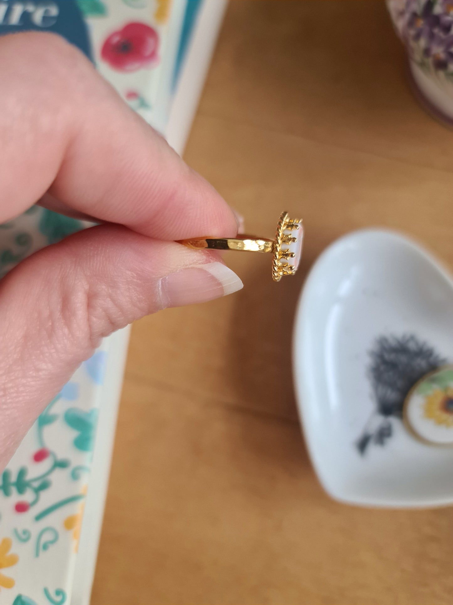Bague couronne en Laiton Doré à l'Or Fin - décorée à partir de vaisselle - Fleur orange