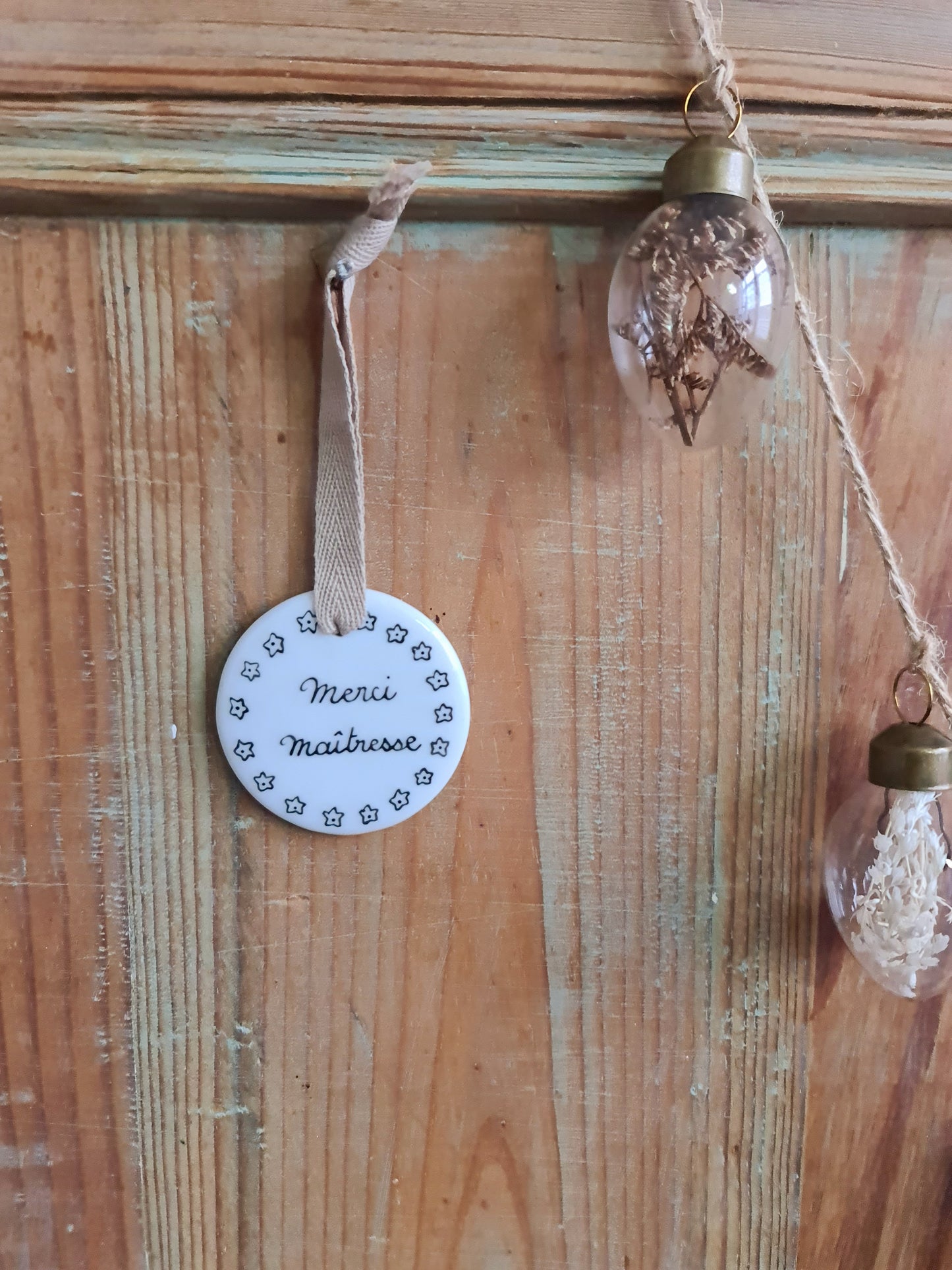 Médaillon rond en porcelaine - décor Merci Maîtresse petites fleurs peint à la main