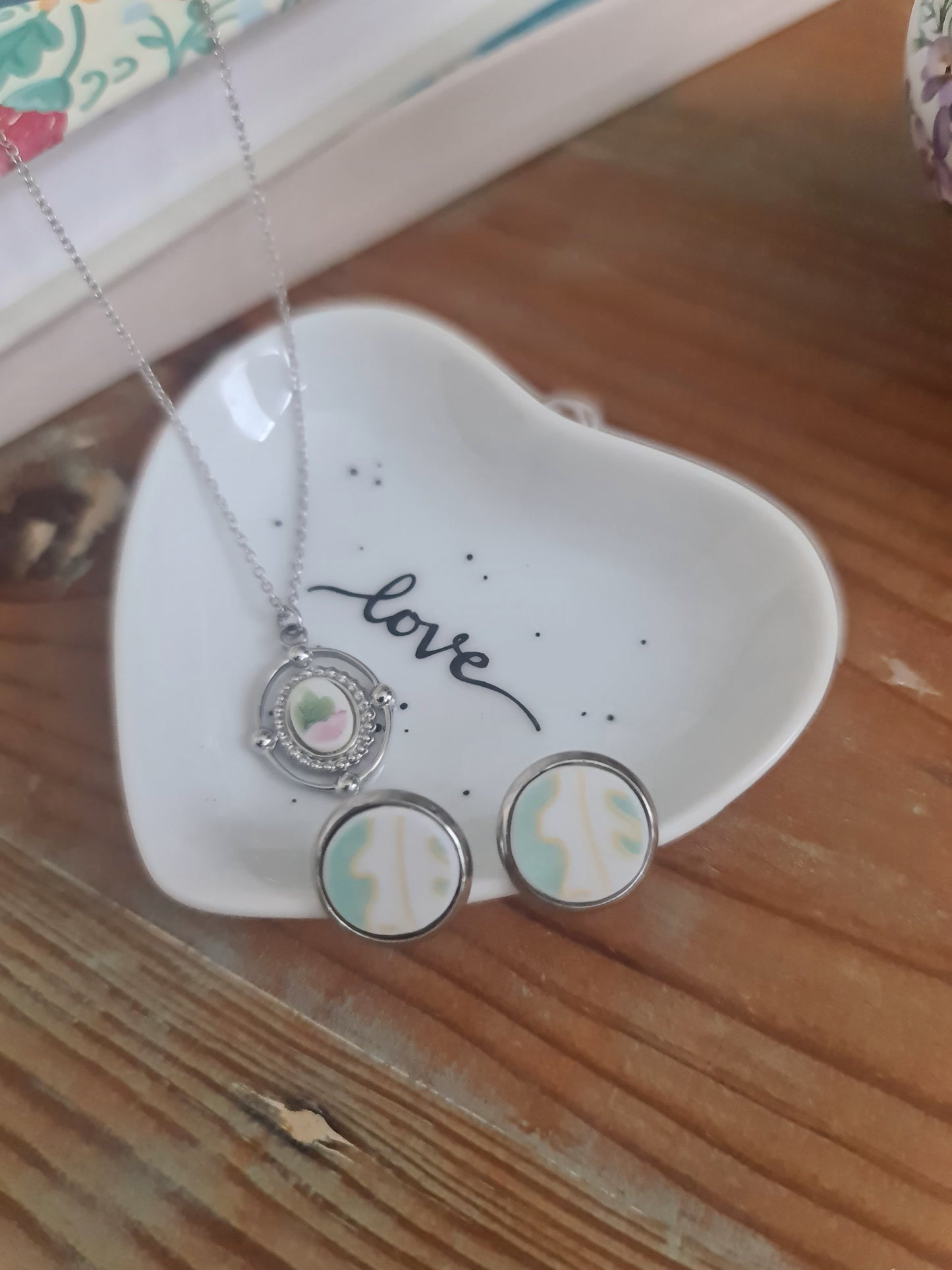 Boucles d'oreilles puce en acier inoxydable - décorées avec un morceau de vaisselle surcyclé - Fond vert d'eau Feuille blanche