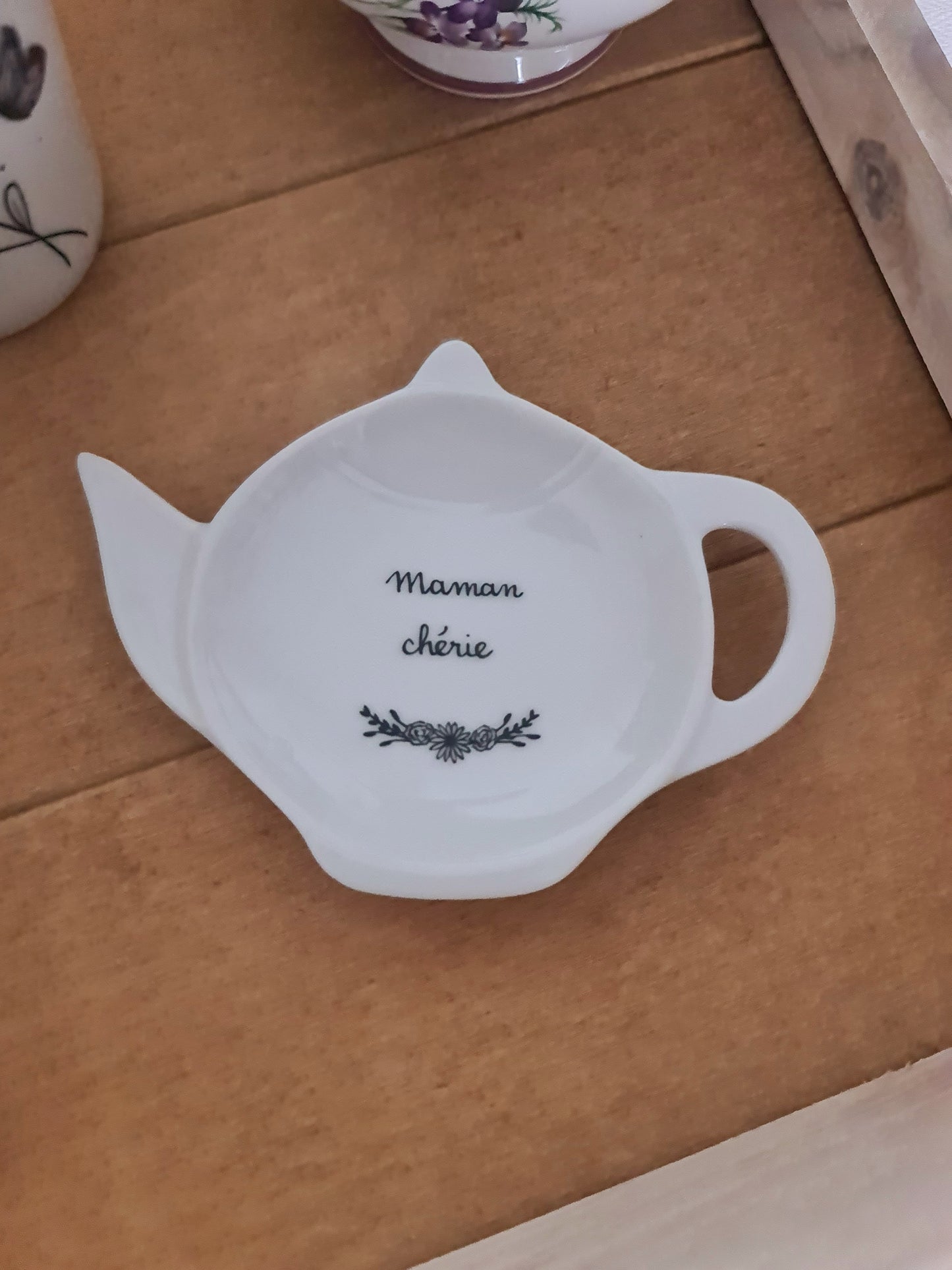Repose sachet de thé en porcelaine - décor Fleurs "Maman chérie" peint à la main