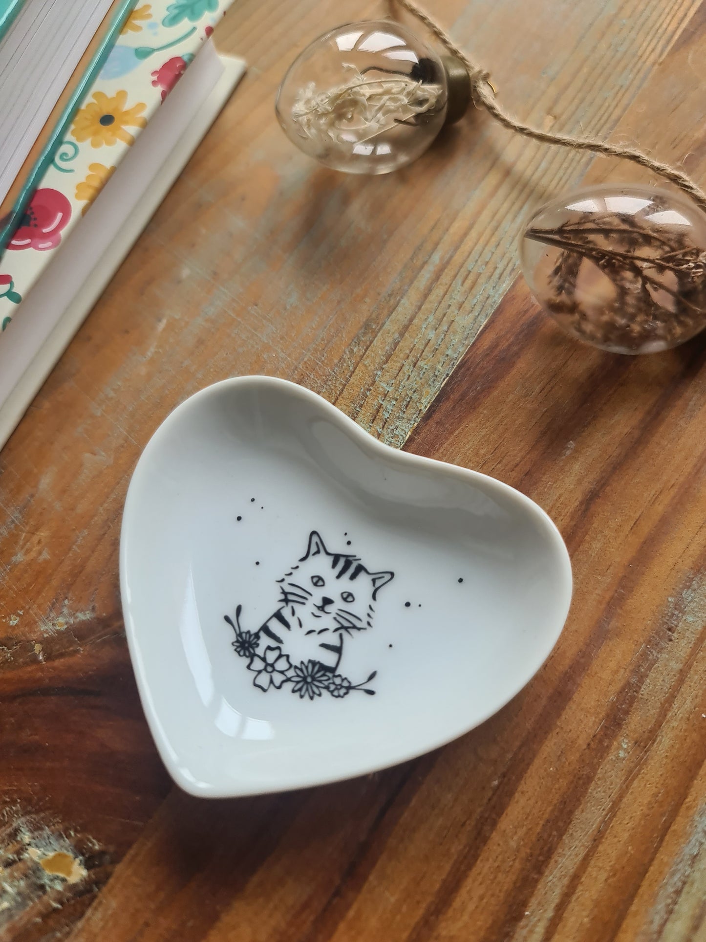Coupelle cœur en porcelaine - décor Chat peint à la main
