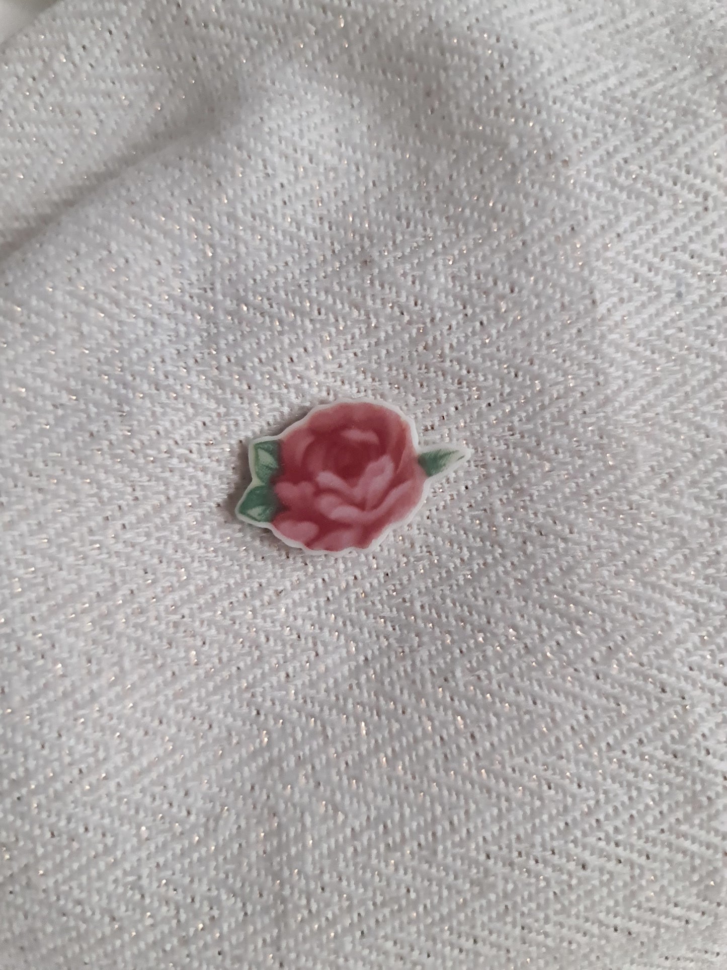 Pin's en Laiton Doré à l'Or Fin - décoré à partir de vaisselle - Forme fleur - Grande rose