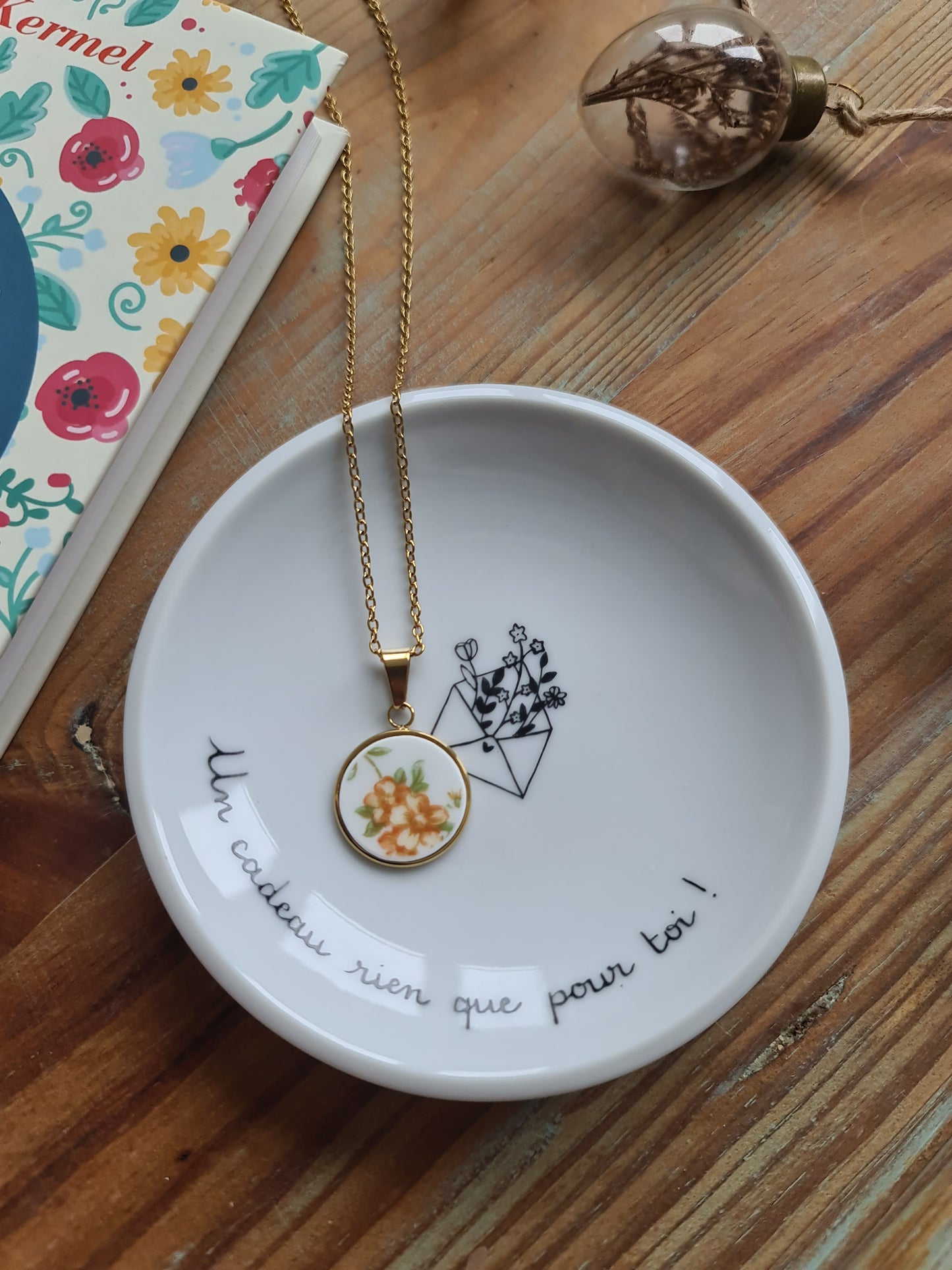 Collier rond en acier inoxydable doré - décoré avec un morceau de vaisselle surcyclé - Fleurs jaunes et oranges