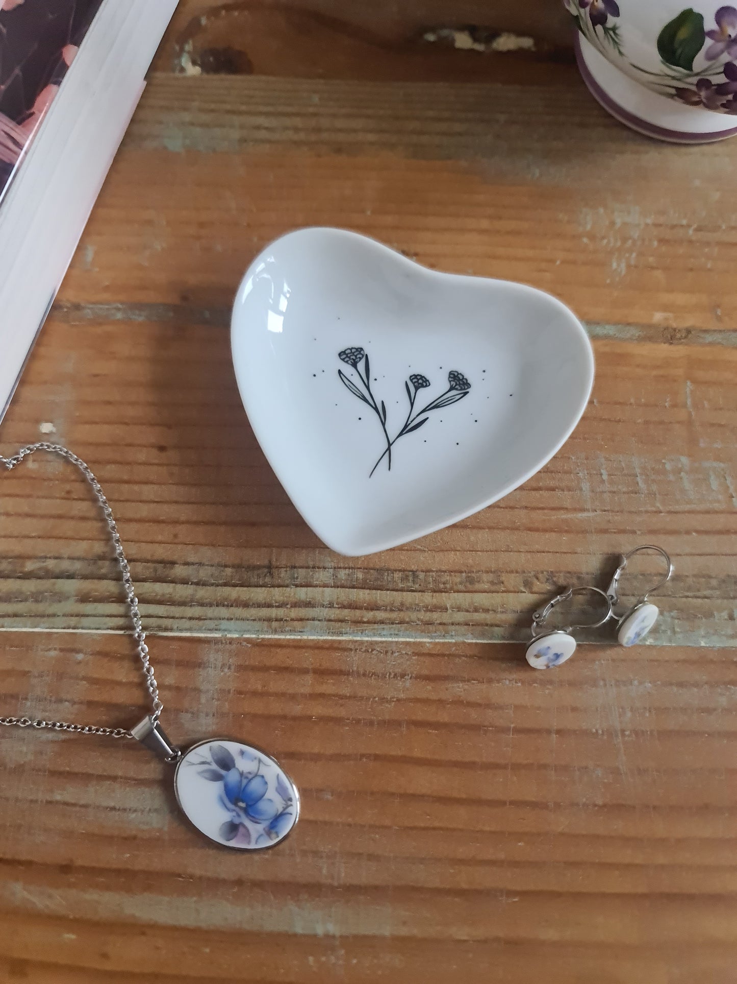 Coupelle cœur en porcelaine - décor Grosses fleurs peint à la main