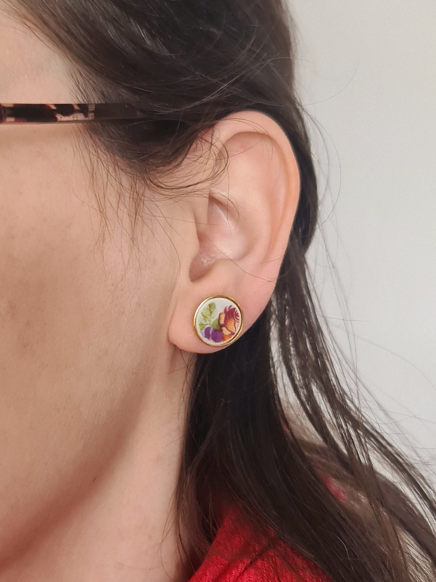 Boucles d'oreilles puce en laiton doré à l'or fin - décorées avec un morceau de vaisselle surcyclé - Bouquet de fleurs