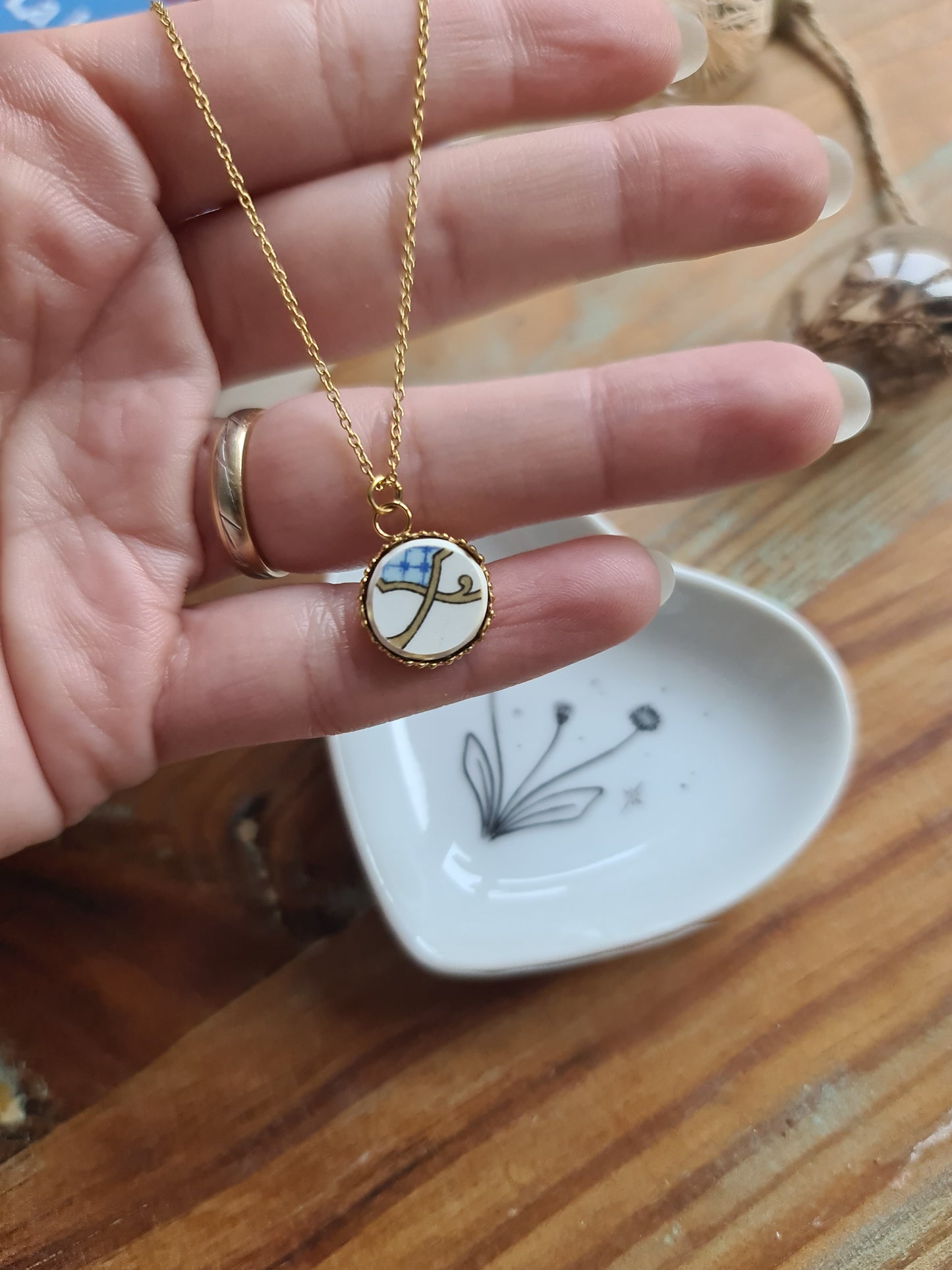 Collier rond couronne en acier inoxydable doré - décoré avec un morceau de vaisselle surcyclé - Arabesques