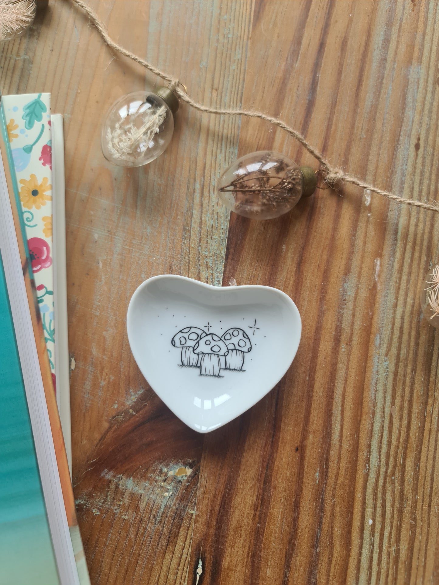 Coupelle cœur en porcelaine - décor Champignons peint à la main
