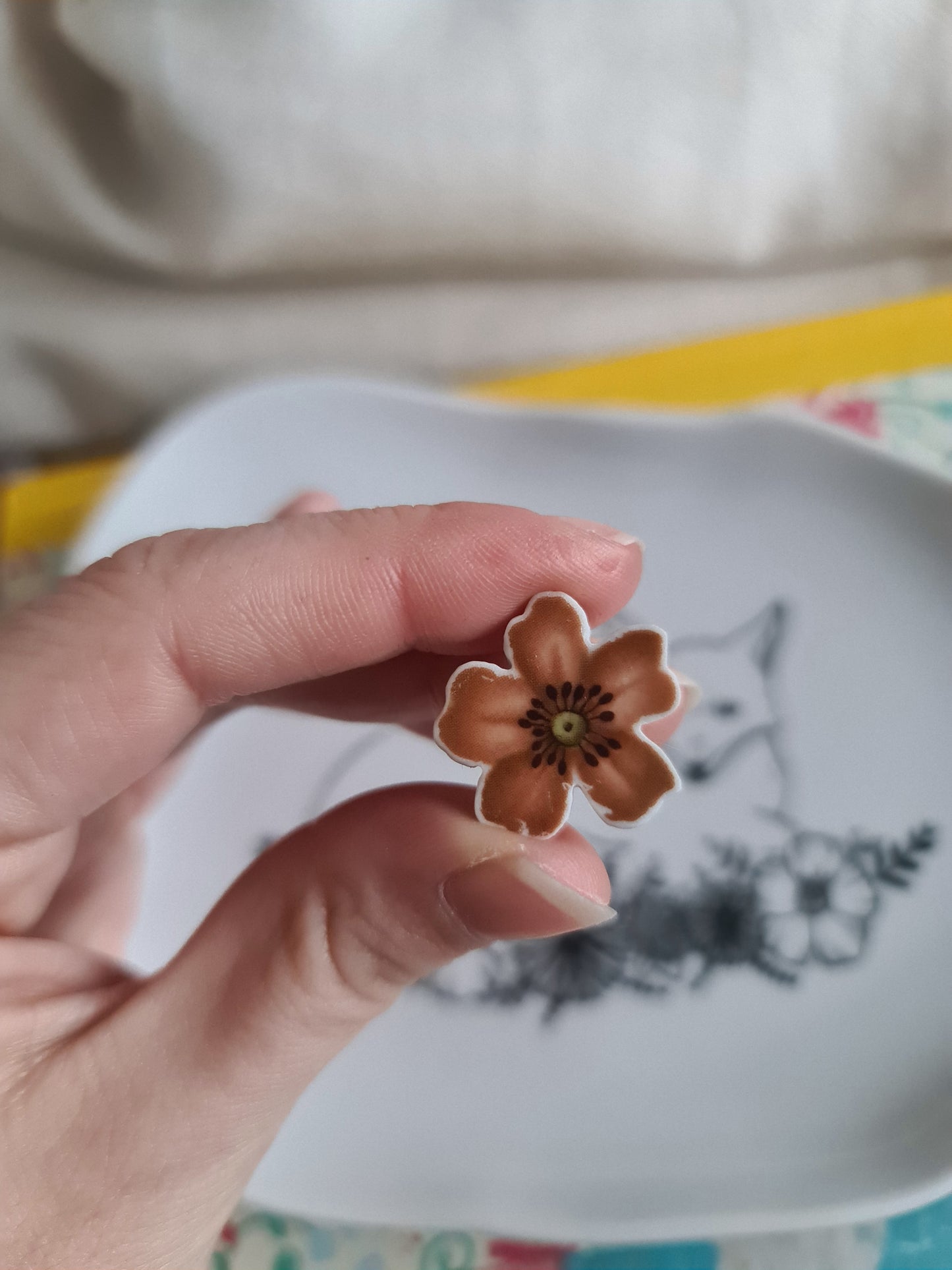 Pin's en Fer rhodié - décoré à partir de vaisselle - Forme fleur - Fleur marron