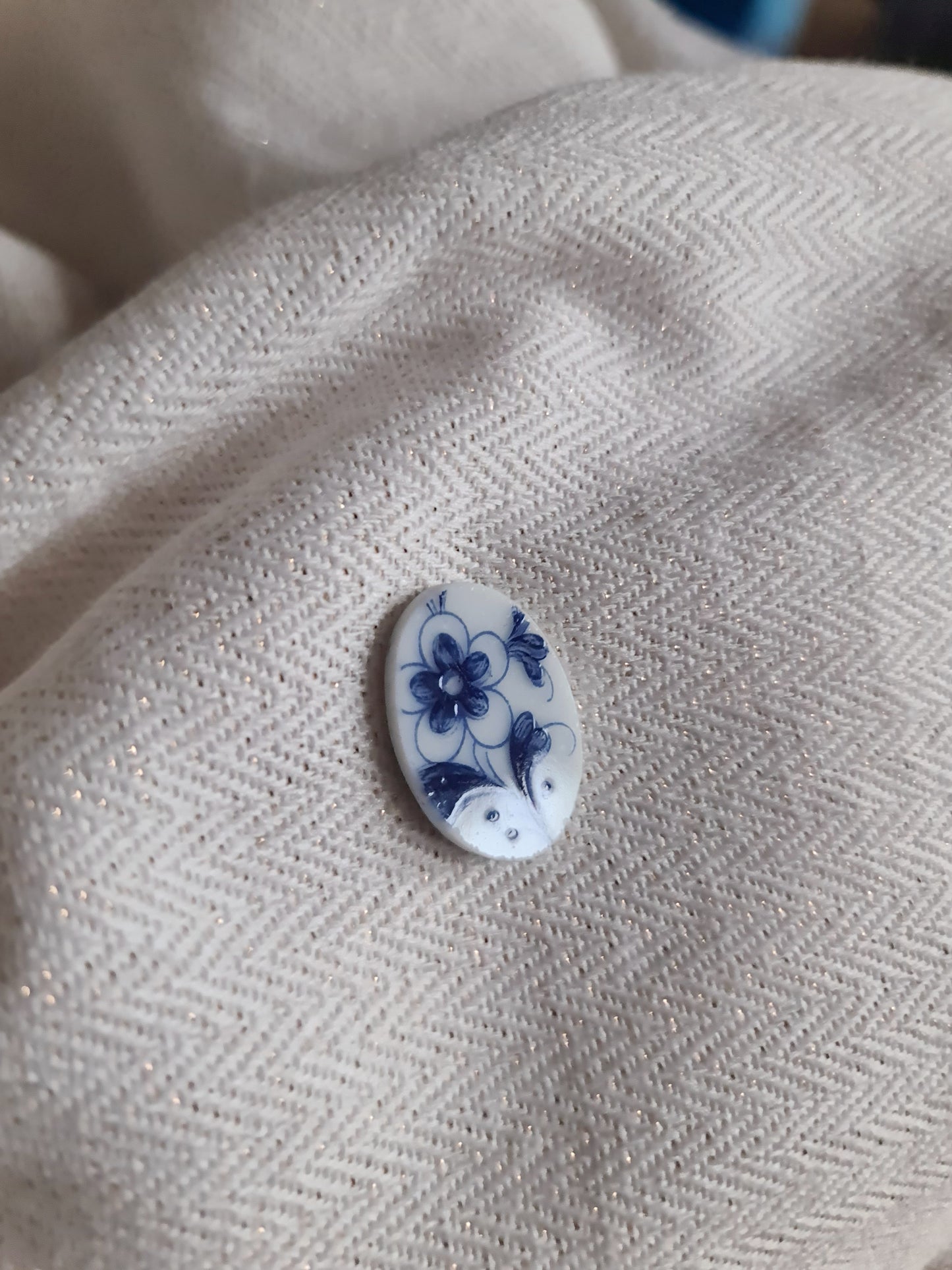 Pin's en Fer rhodié - décoré à partir de vaisselle - Forme ovale - Fleur bleue