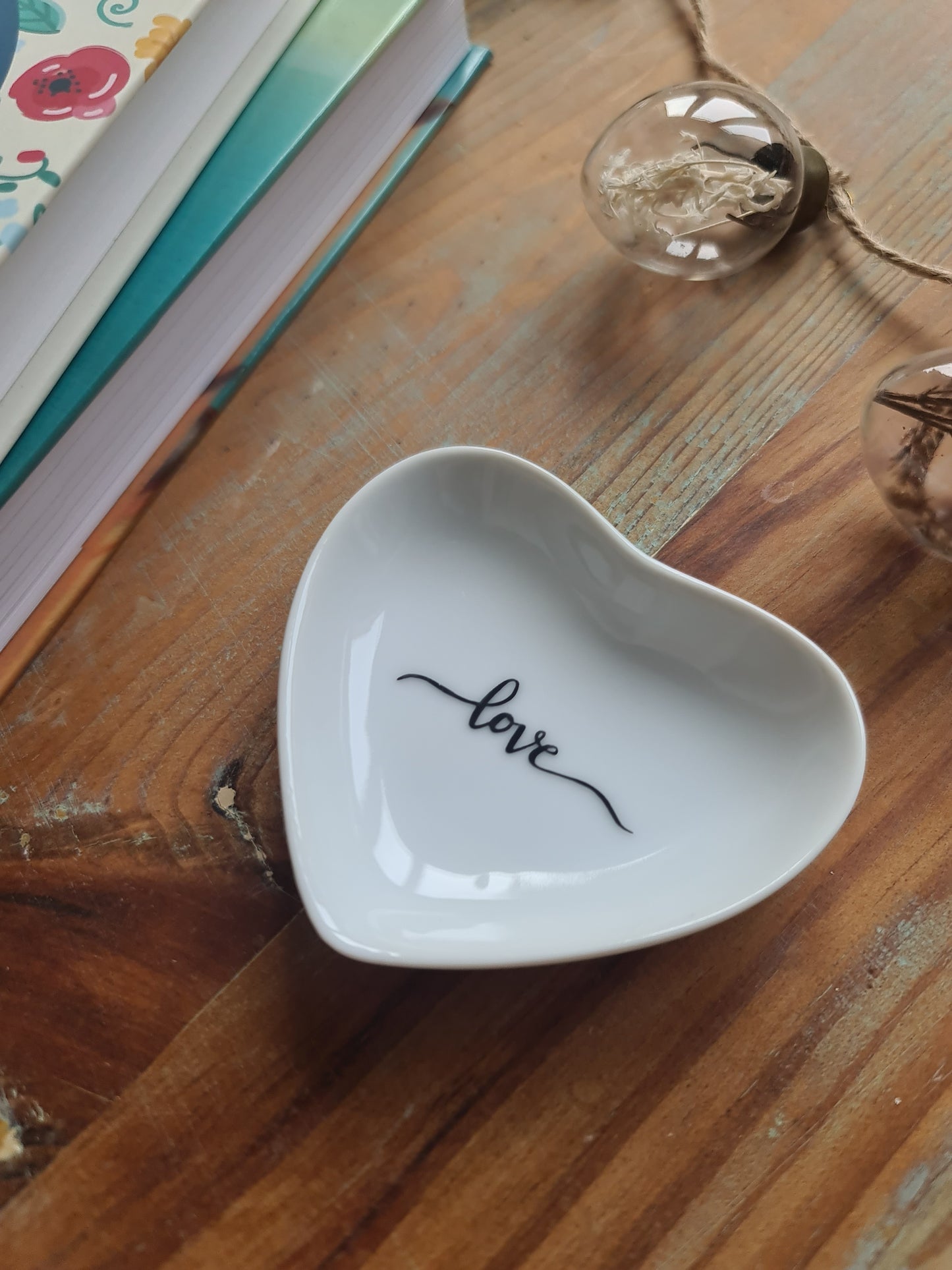 Coupelle cœur en porcelaine - décor Love peint à la main