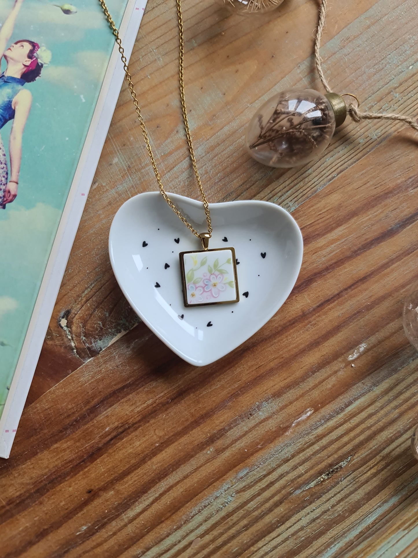 Collier carré en acier inoxydable doré - décoré avec un morceau de vaisselle surcyclé - Fleurs blanches et roses