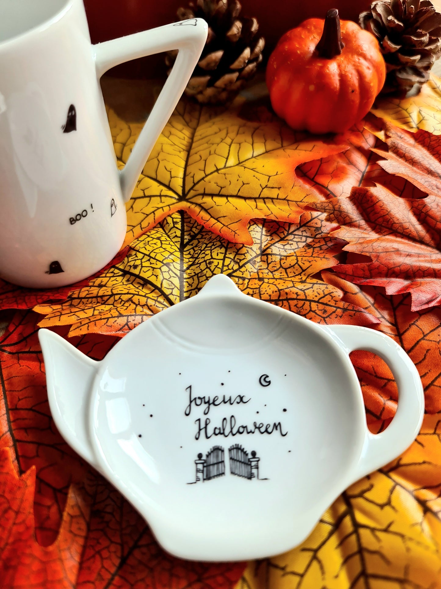 Repose sachet de thé en porcelaine - décor portail "Joyeux Halloween" peint à la main