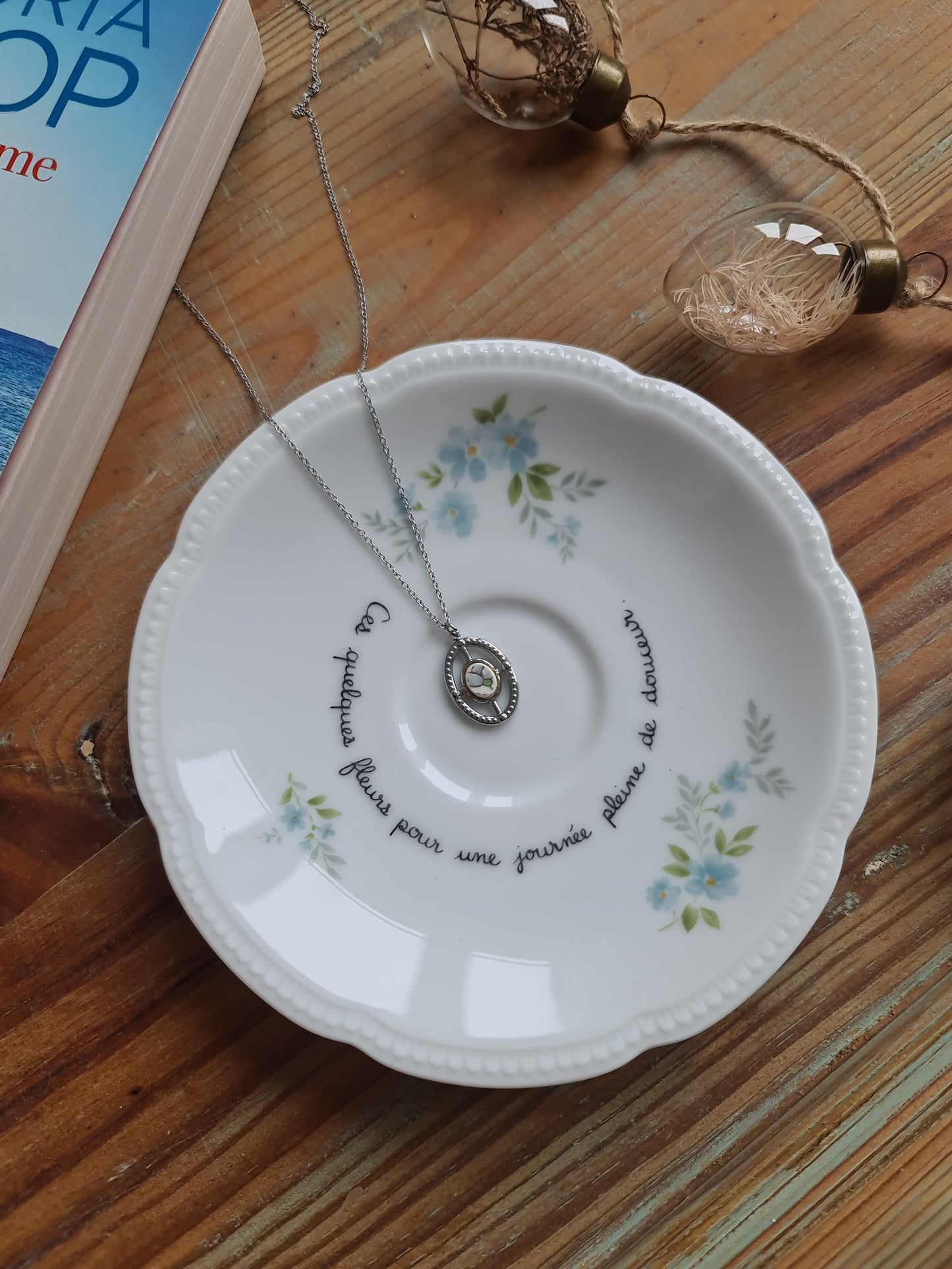 Collier ovale texturé en acier inoxydable - décoré avec un morceau de vaisselle surcyclé - Fleur grise