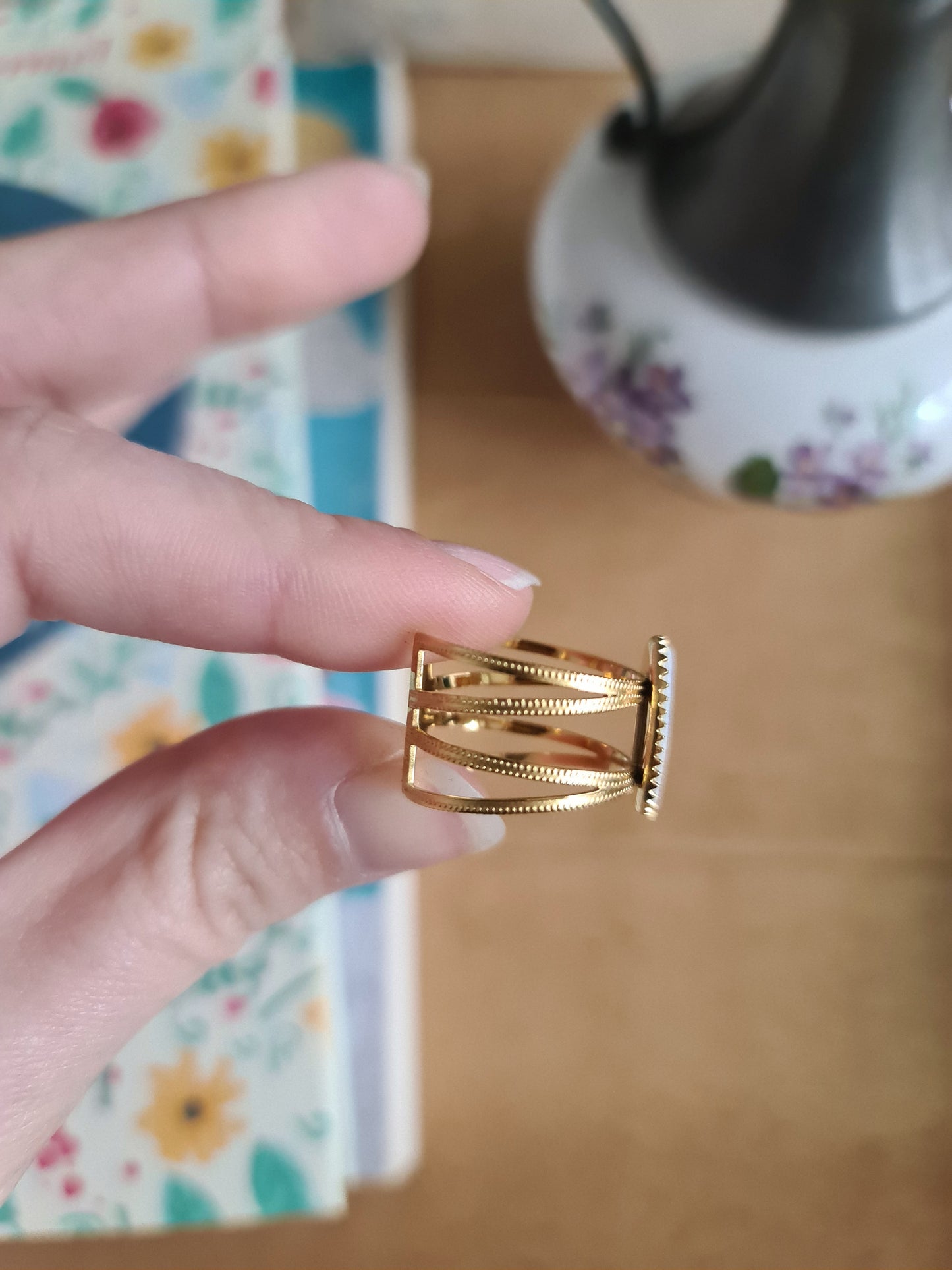 Bague large en Acier inoxydable doré - décorée à partir de vaisselle - Fleurs jaunes