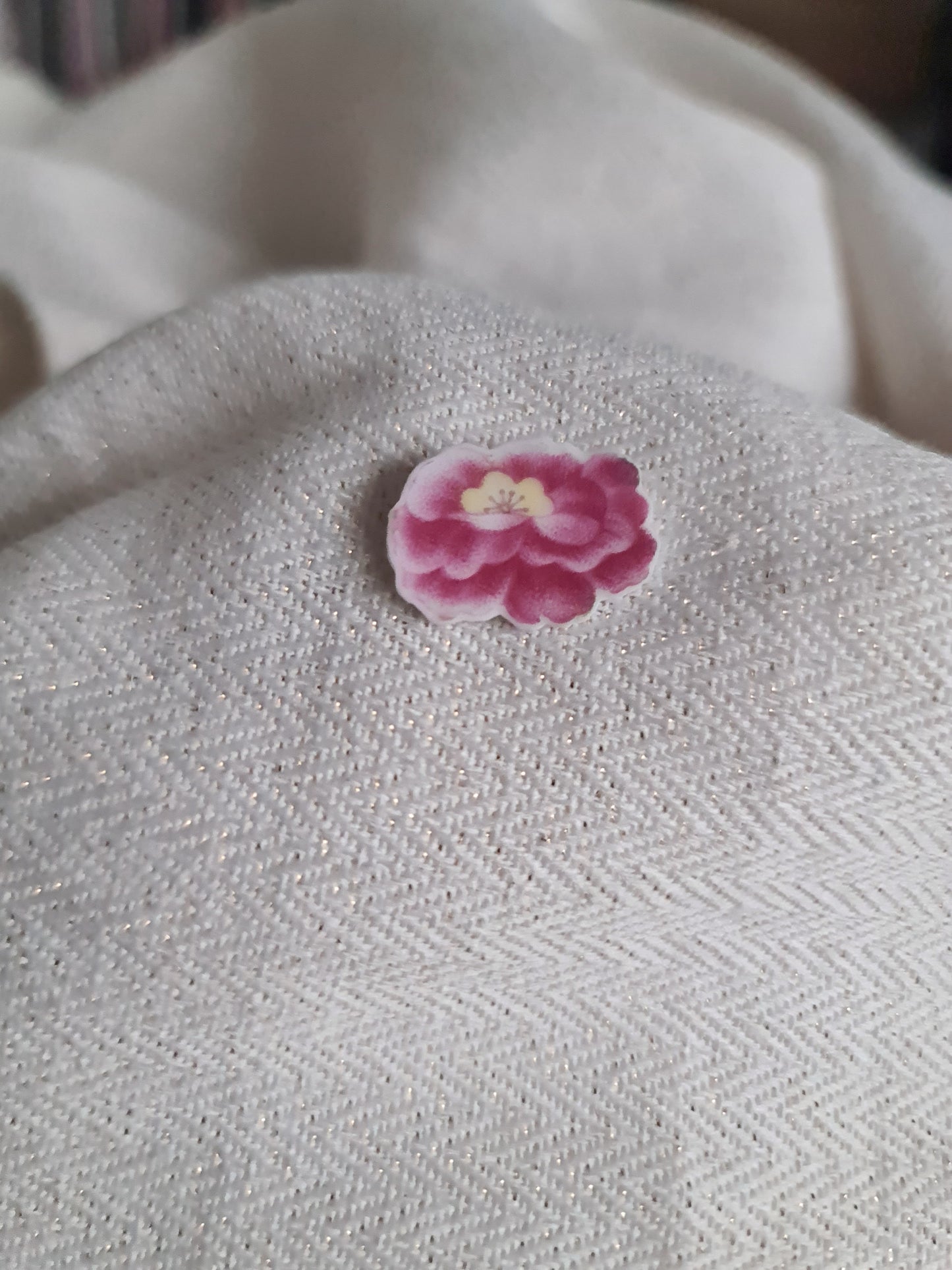 Pin's en Laiton Doré à l'Or Fin - décoré à partir de vaisselle - Forme fleur - Fleur rose